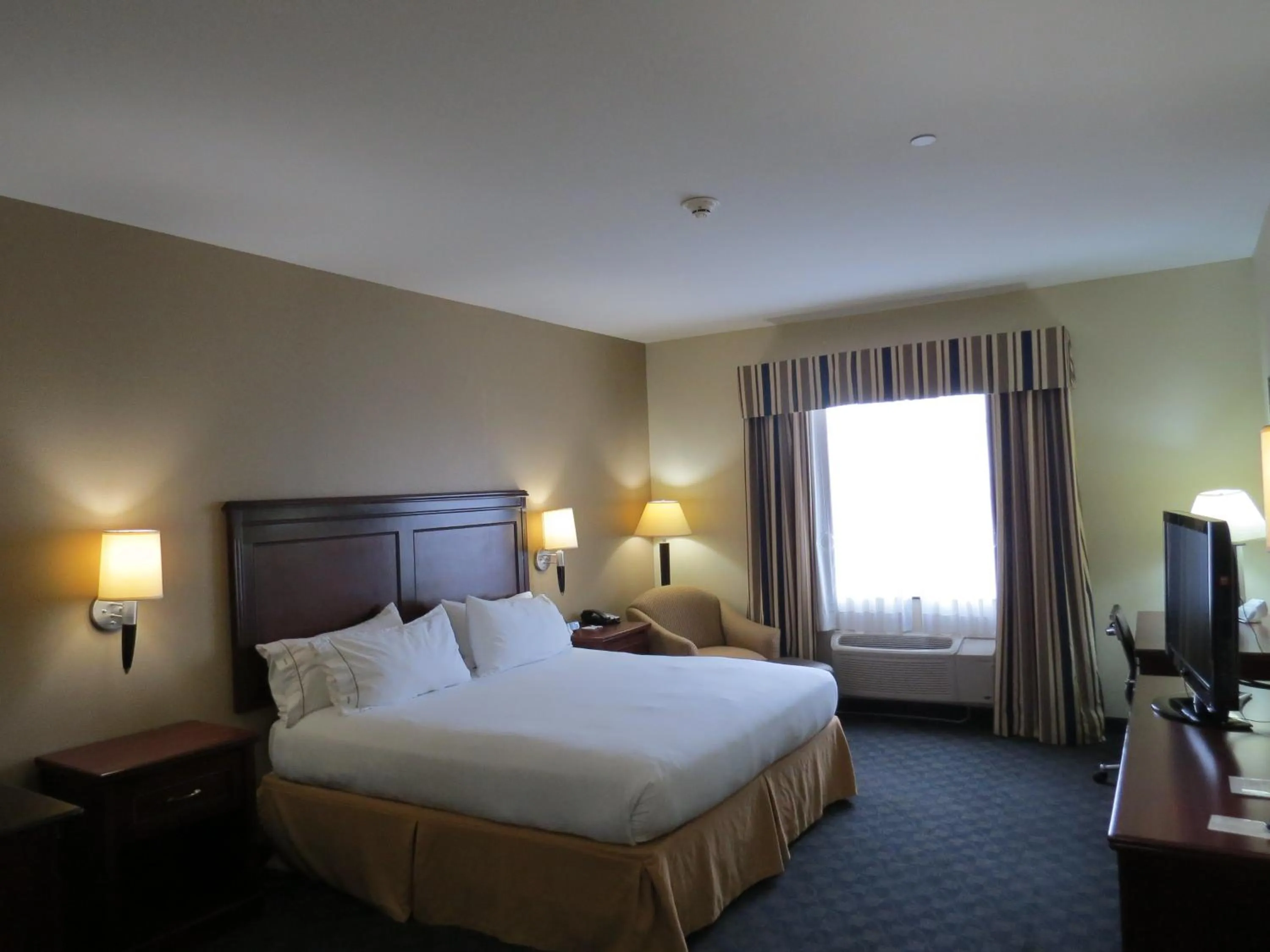Photo of the whole room, Bed in Holiday Inn Express Hotel & Suites Pampa by IHG