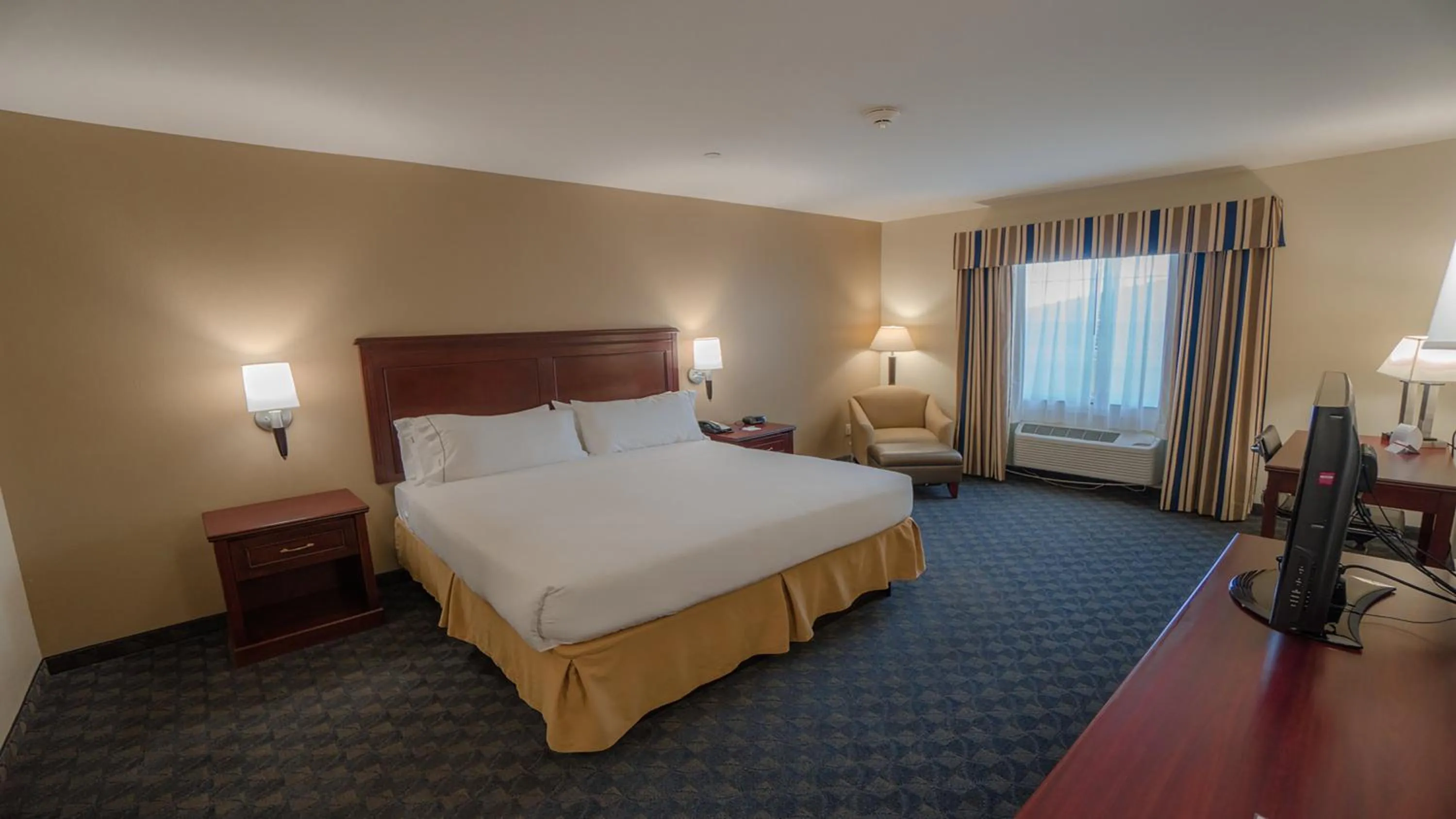 Photo of the whole room, Bed in Holiday Inn Express Hotel & Suites Pampa by IHG