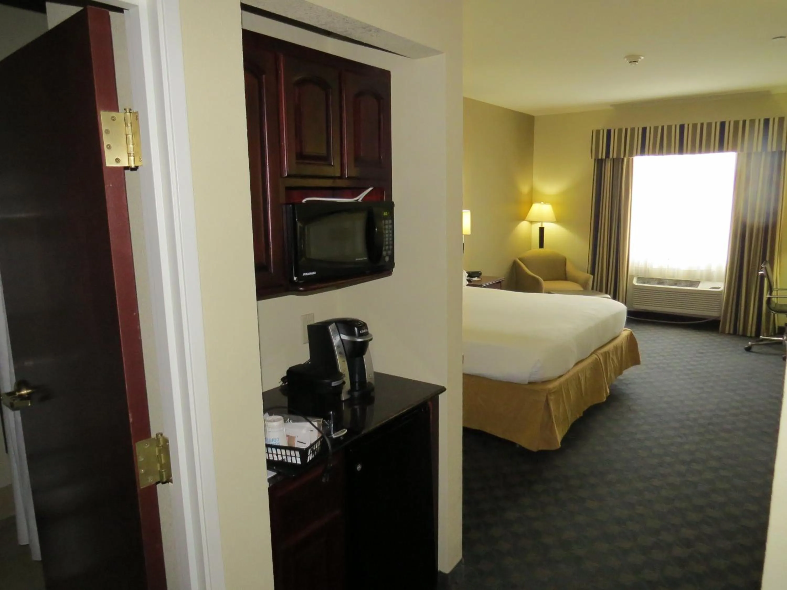 Photo of the whole room, Bed in Holiday Inn Express Hotel & Suites Pampa by IHG