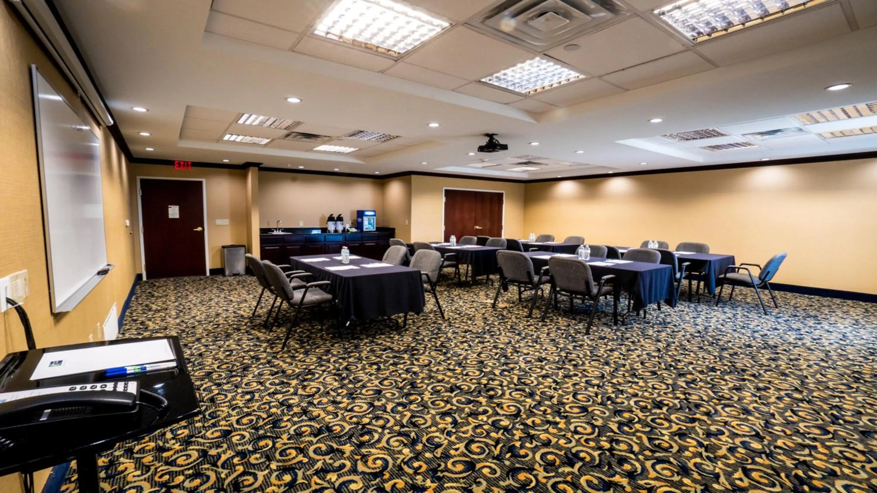 Meeting/conference room in Holiday Inn Express Hotel & Suites Pampa by IHG