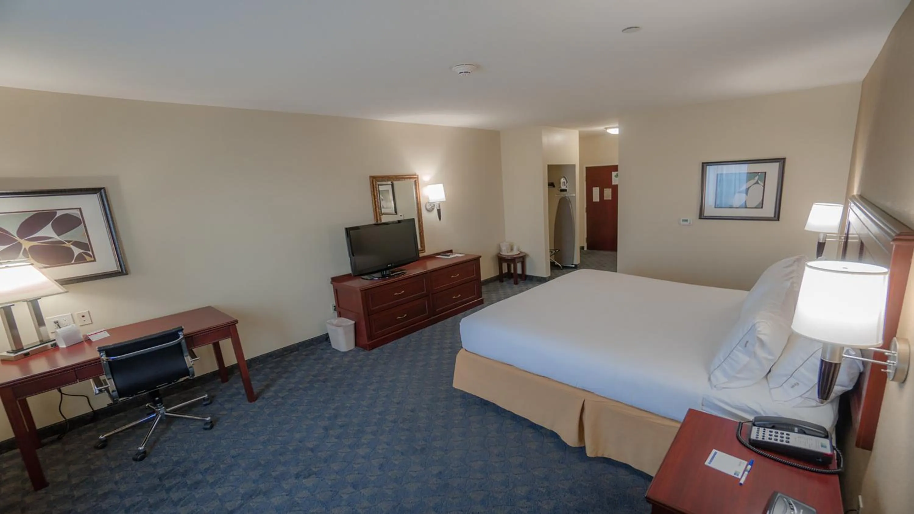 Photo of the whole room, Bed in Holiday Inn Express Hotel & Suites Pampa by IHG