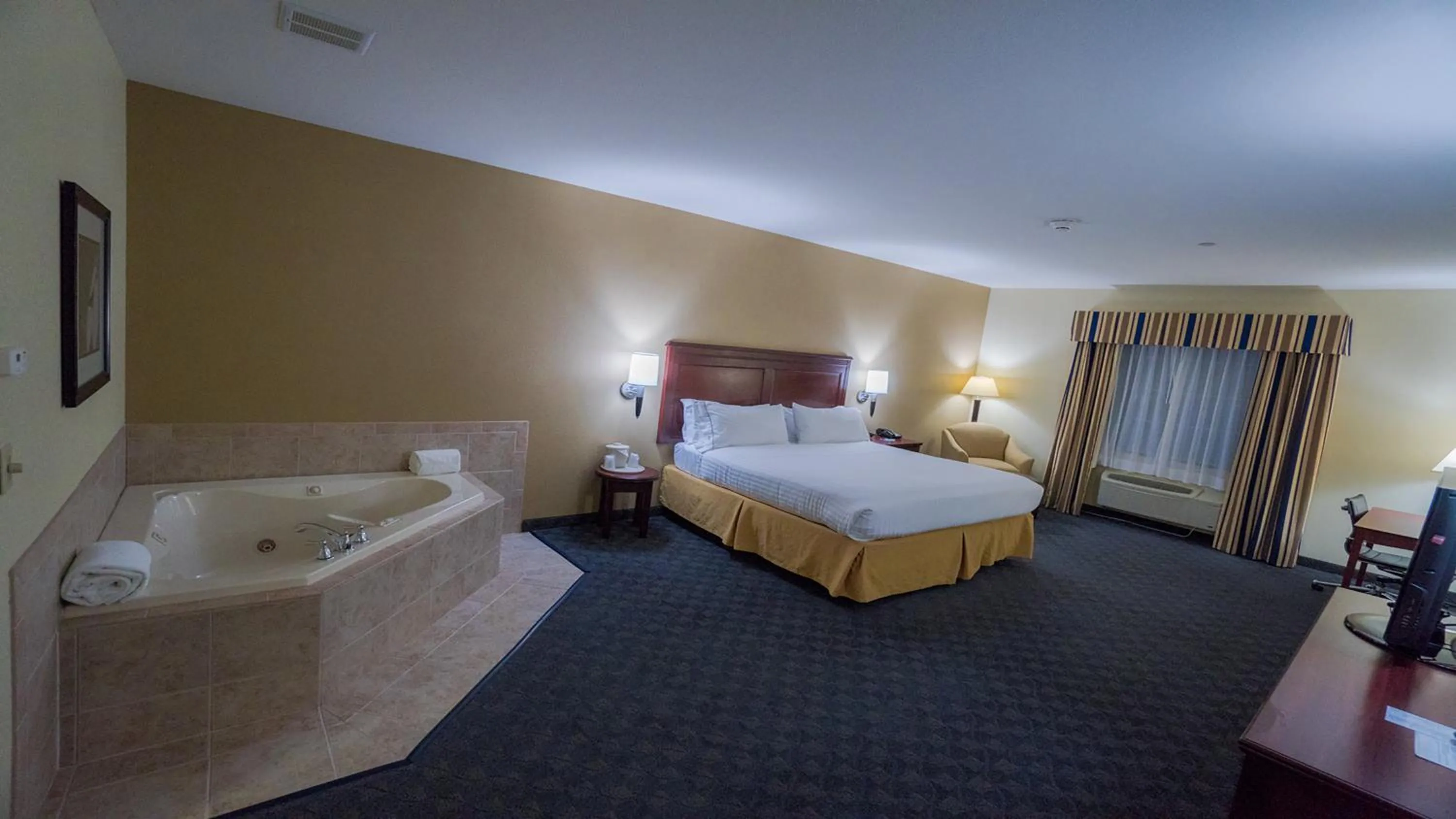 Photo of the whole room, Bed in Holiday Inn Express Hotel & Suites Pampa by IHG
