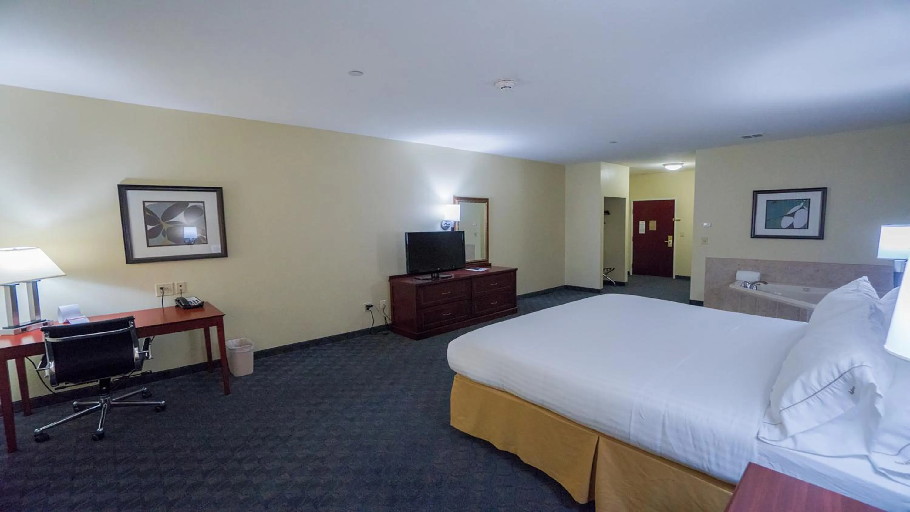 Photo of the whole room, Bed in Holiday Inn Express Hotel & Suites Pampa by IHG