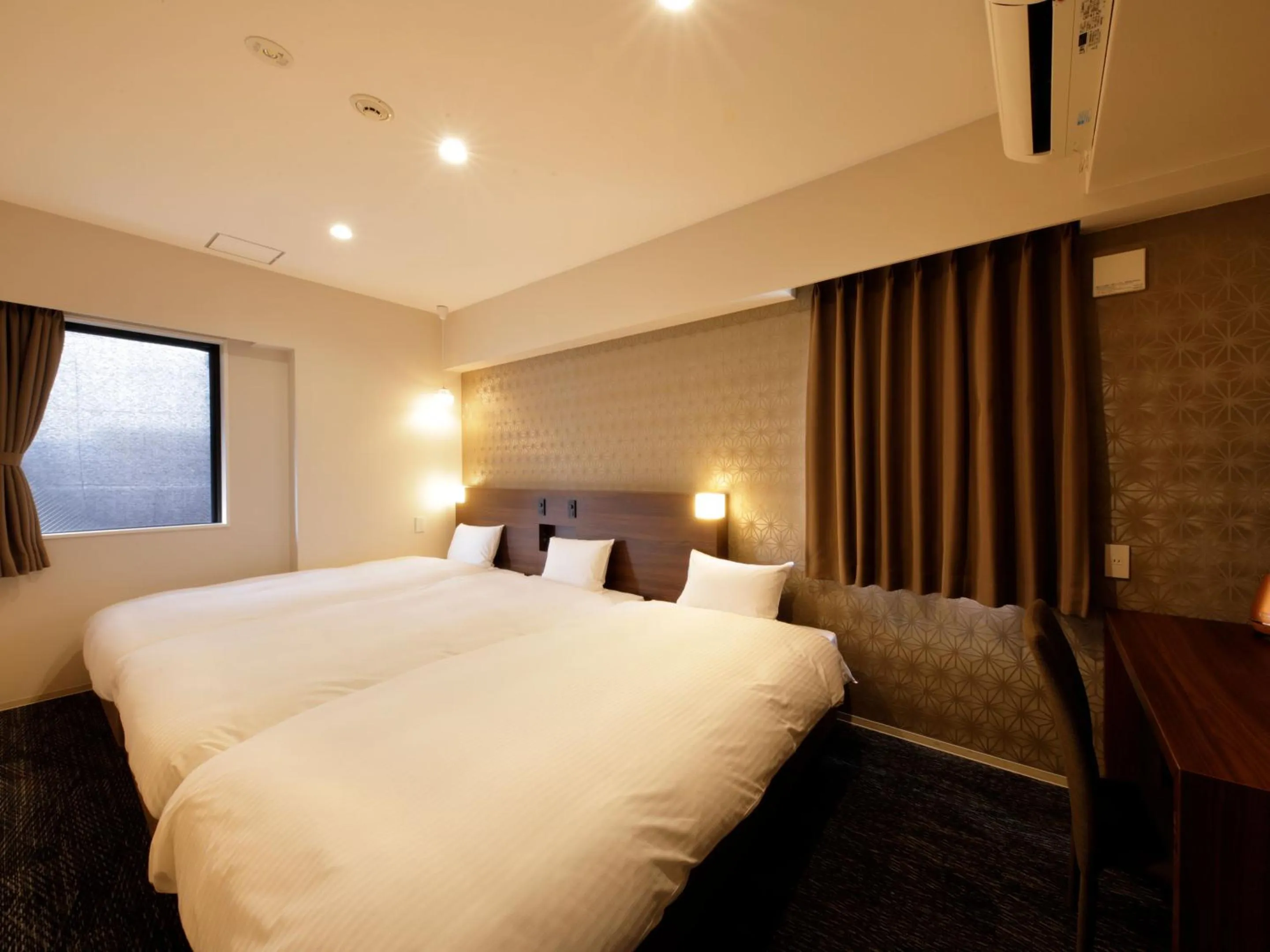 Photo of the whole room, Bed in Smart Place Inn Kyoto Shijo Omiya East