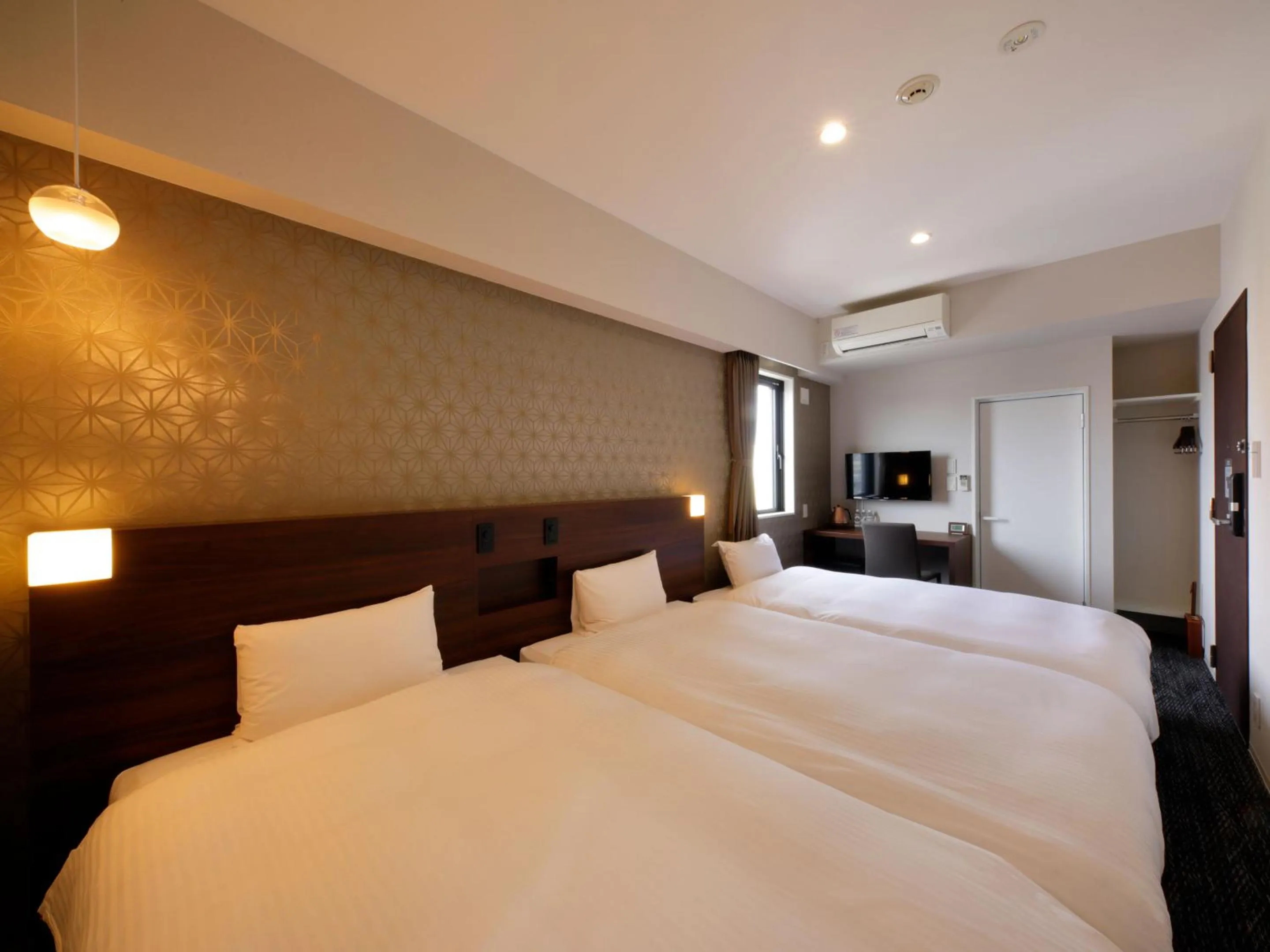 Photo of the whole room, Bed in Smart Place Inn Kyoto Shijo Omiya East