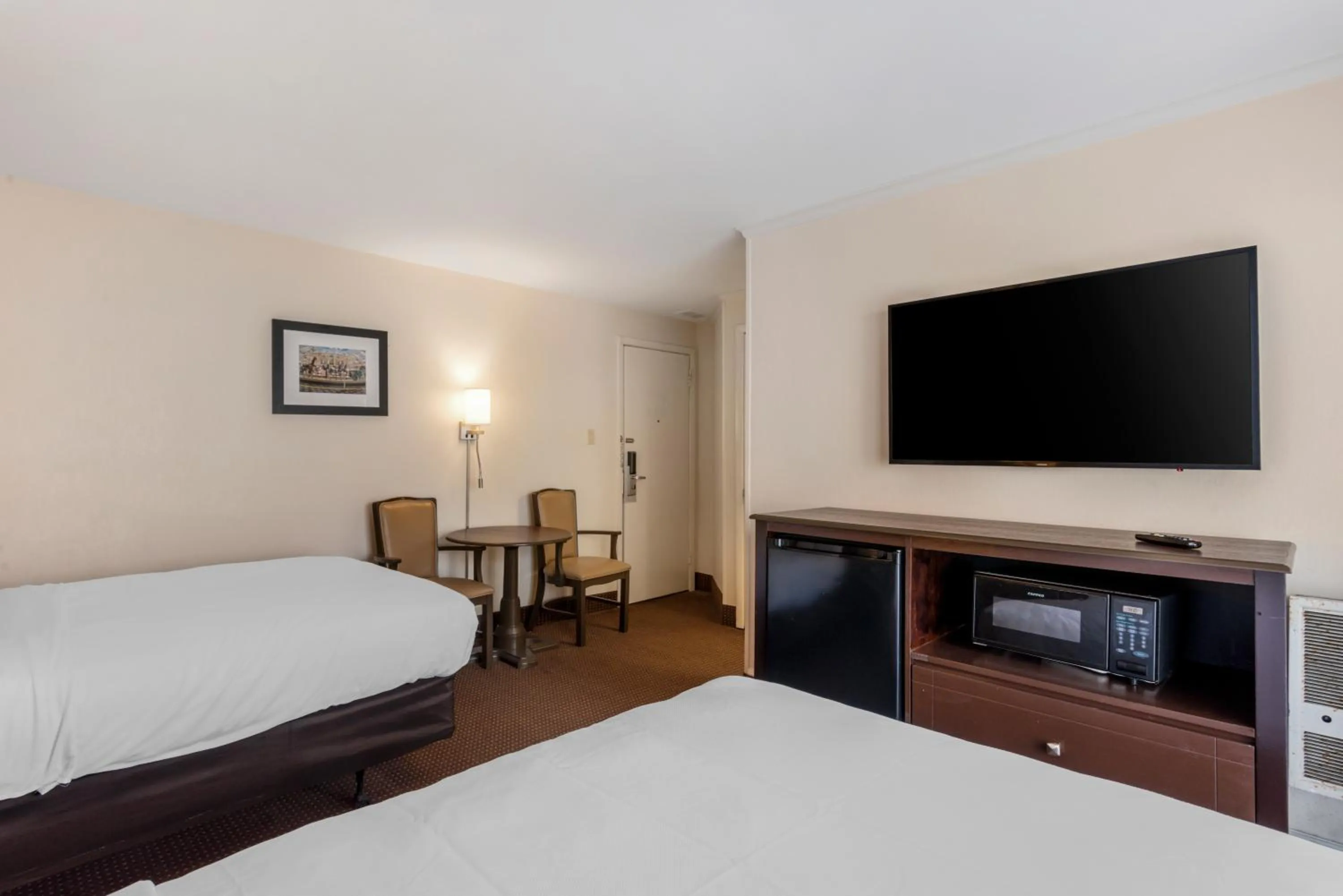 Bed in Quality Inn Ocean City Beachfront