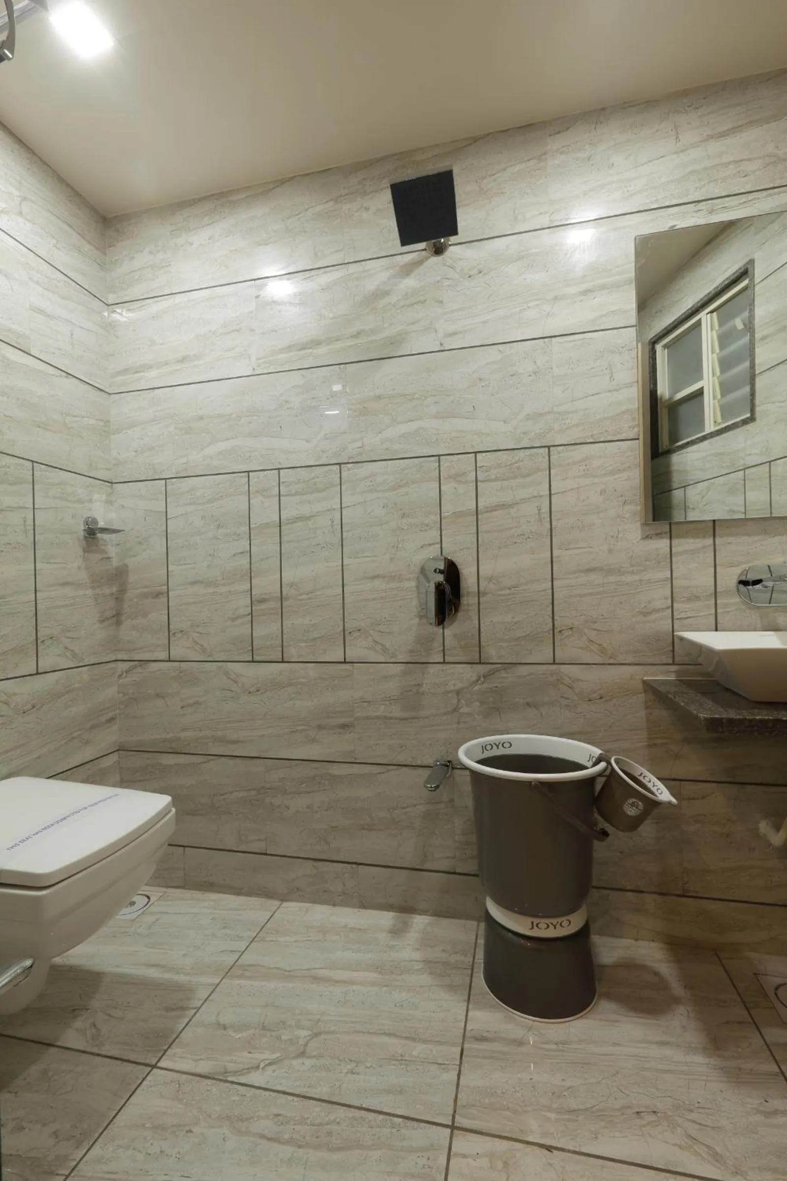 Shower in Hotel Alka Inn