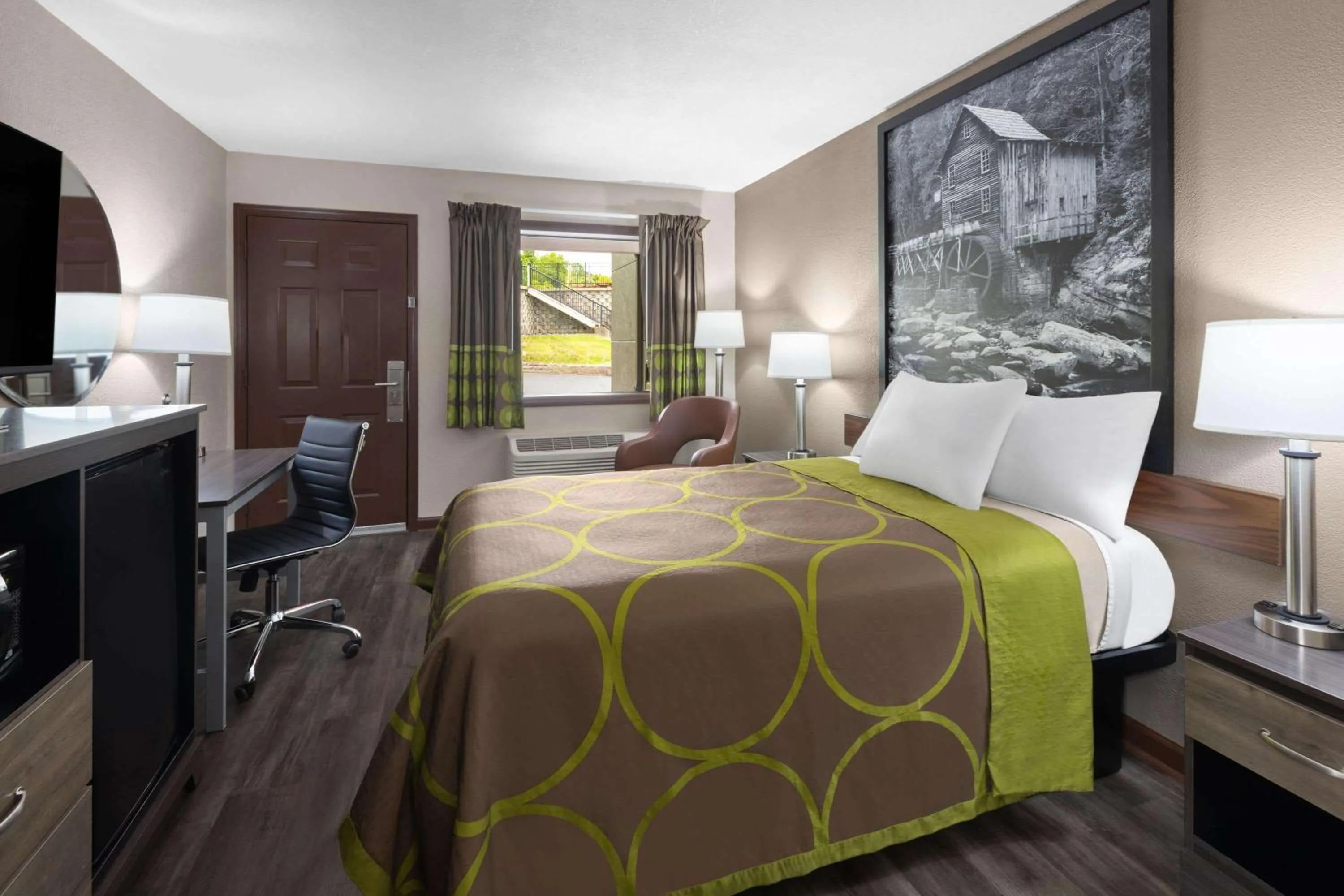 Photo of the whole room, Bed in Super 8 by Wyndham Bridgeport/Clarksburg Area