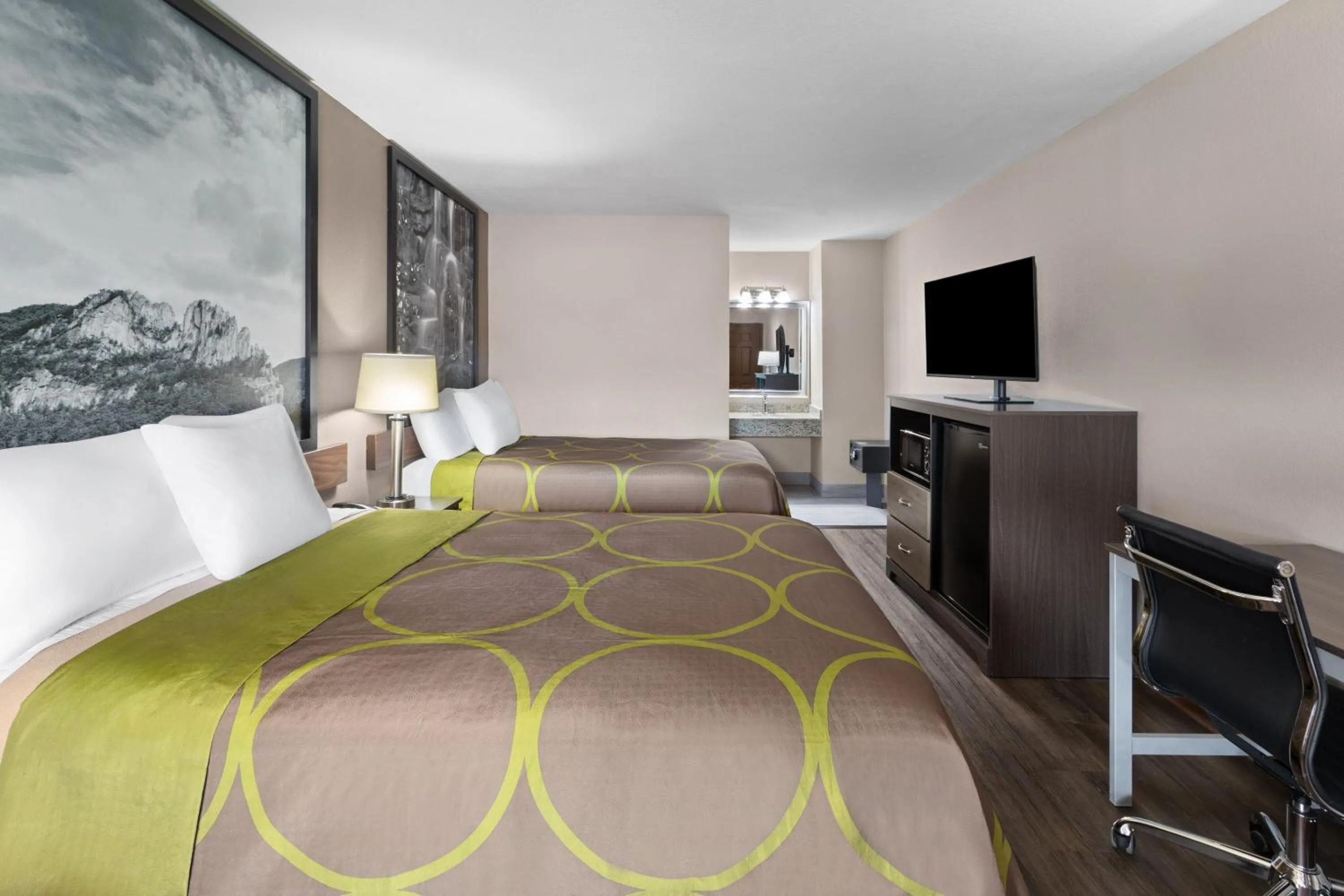 Guests, Bed in Super 8 by Wyndham Bridgeport/Clarksburg Area