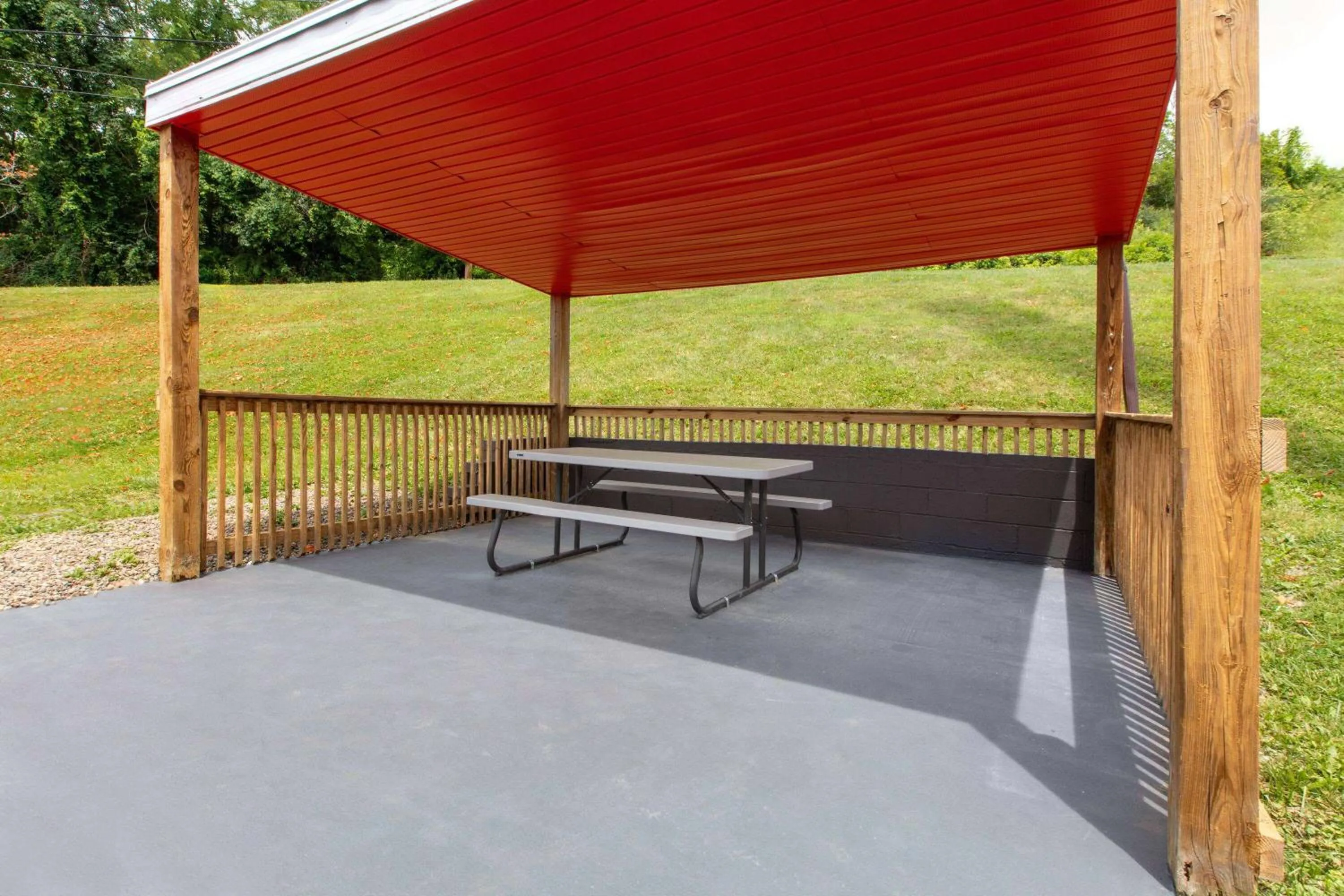 BBQ facilities in Super 8 by Wyndham Bridgeport/Clarksburg Area