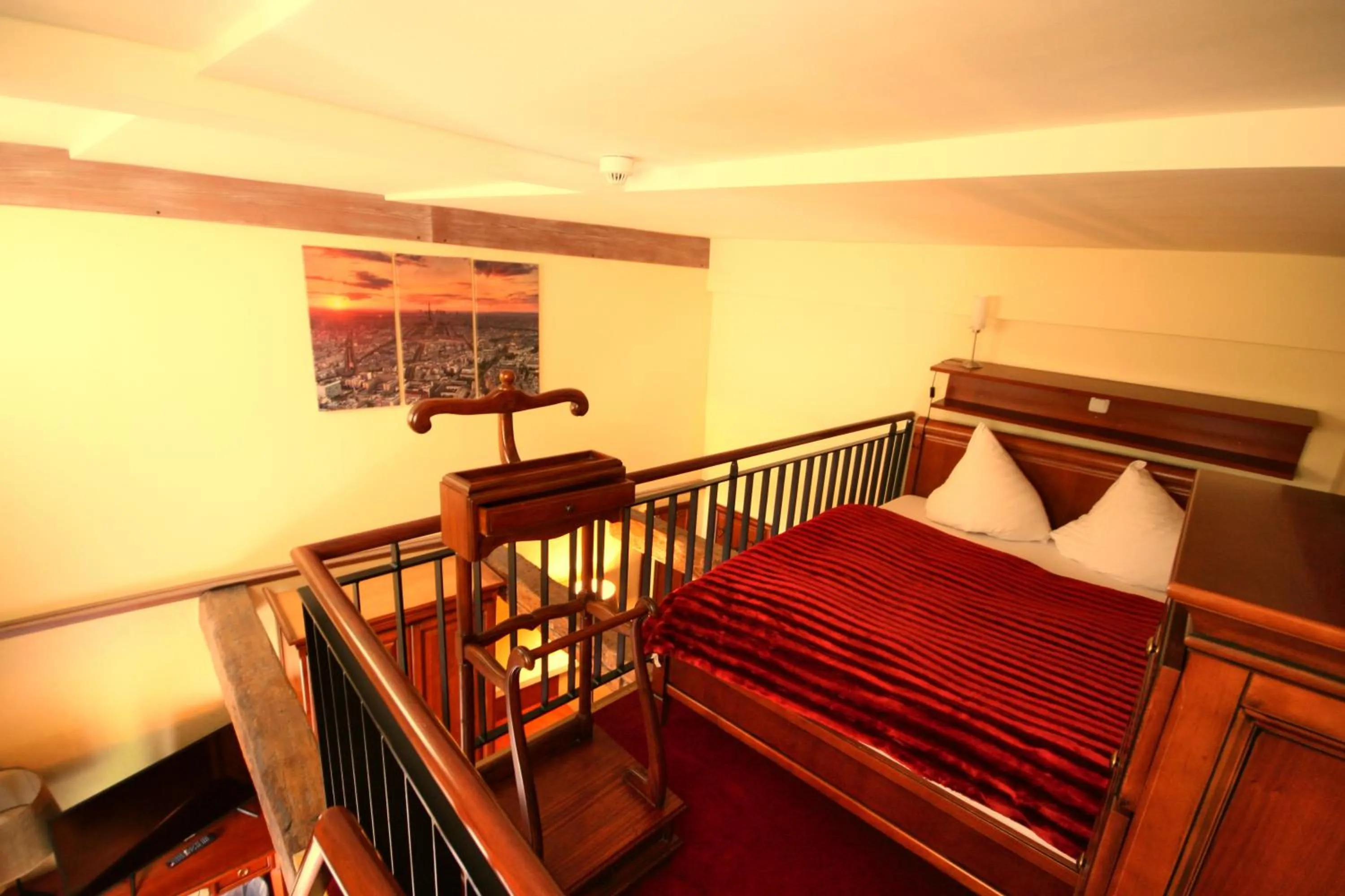 Photo of the whole room, Bed in Hotel Denkmal 13 Rostock - Kaufmannshaus Krahnstöver