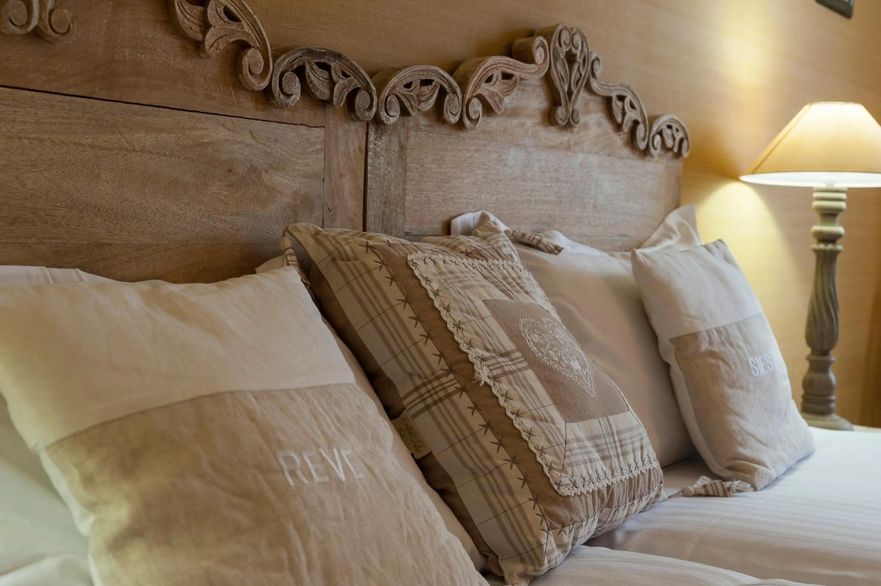 Staff, Bed in La Couronne