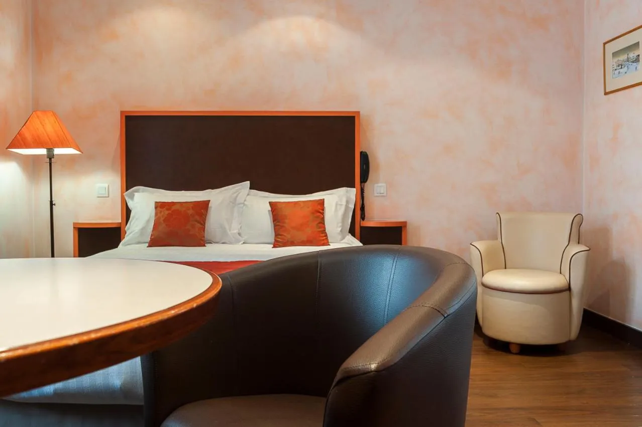 Staff, Bed in La Couronne