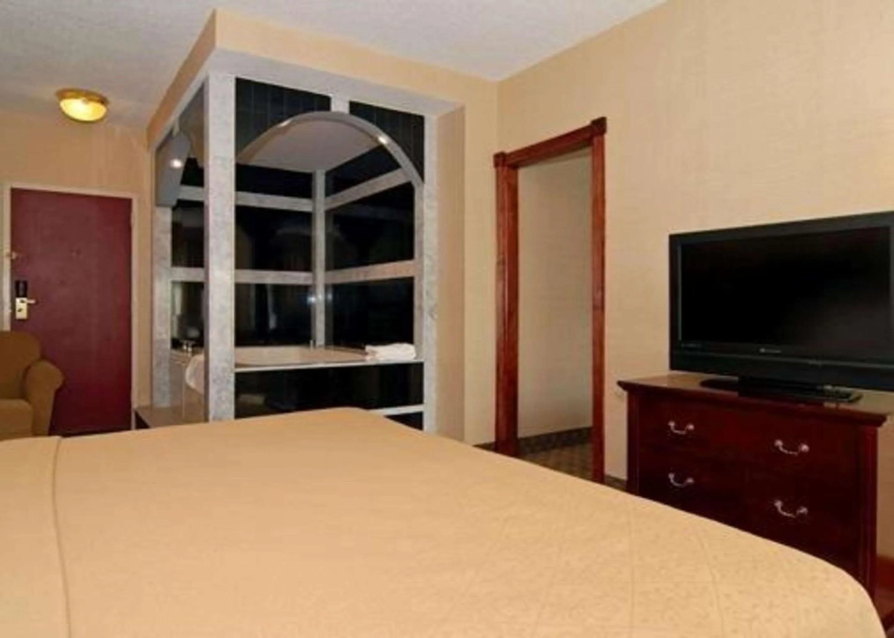 Photo of the whole room, Bed in Quality Inn & Suites Bensalem