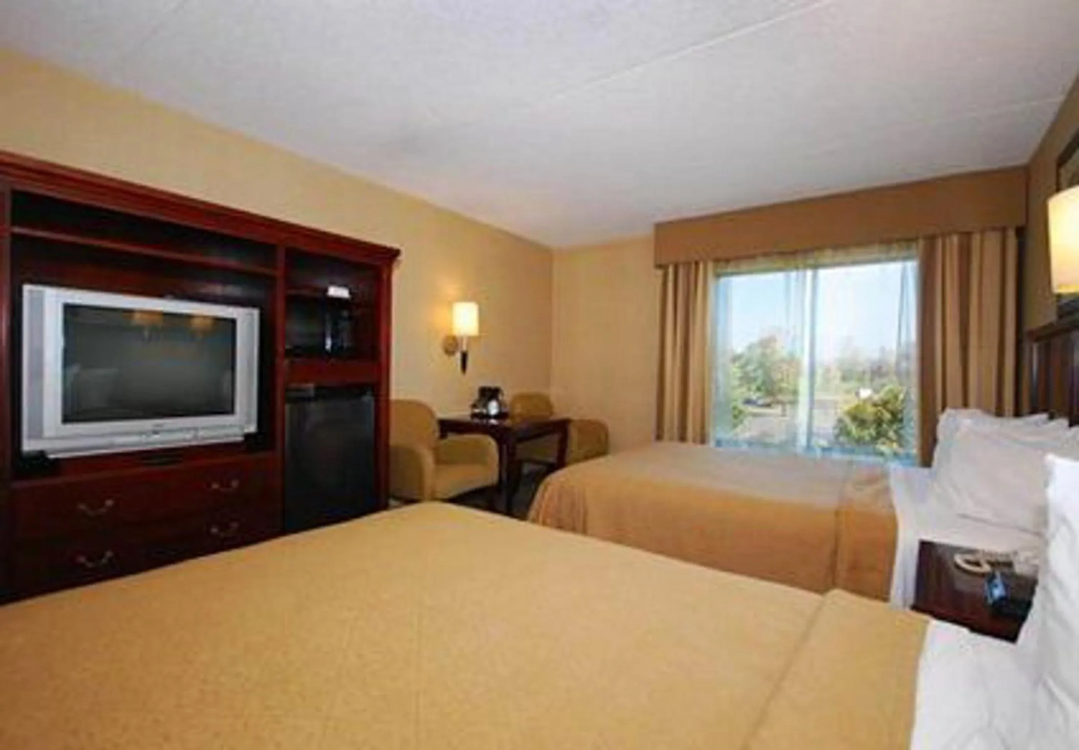 Bed in Quality Inn & Suites Bensalem