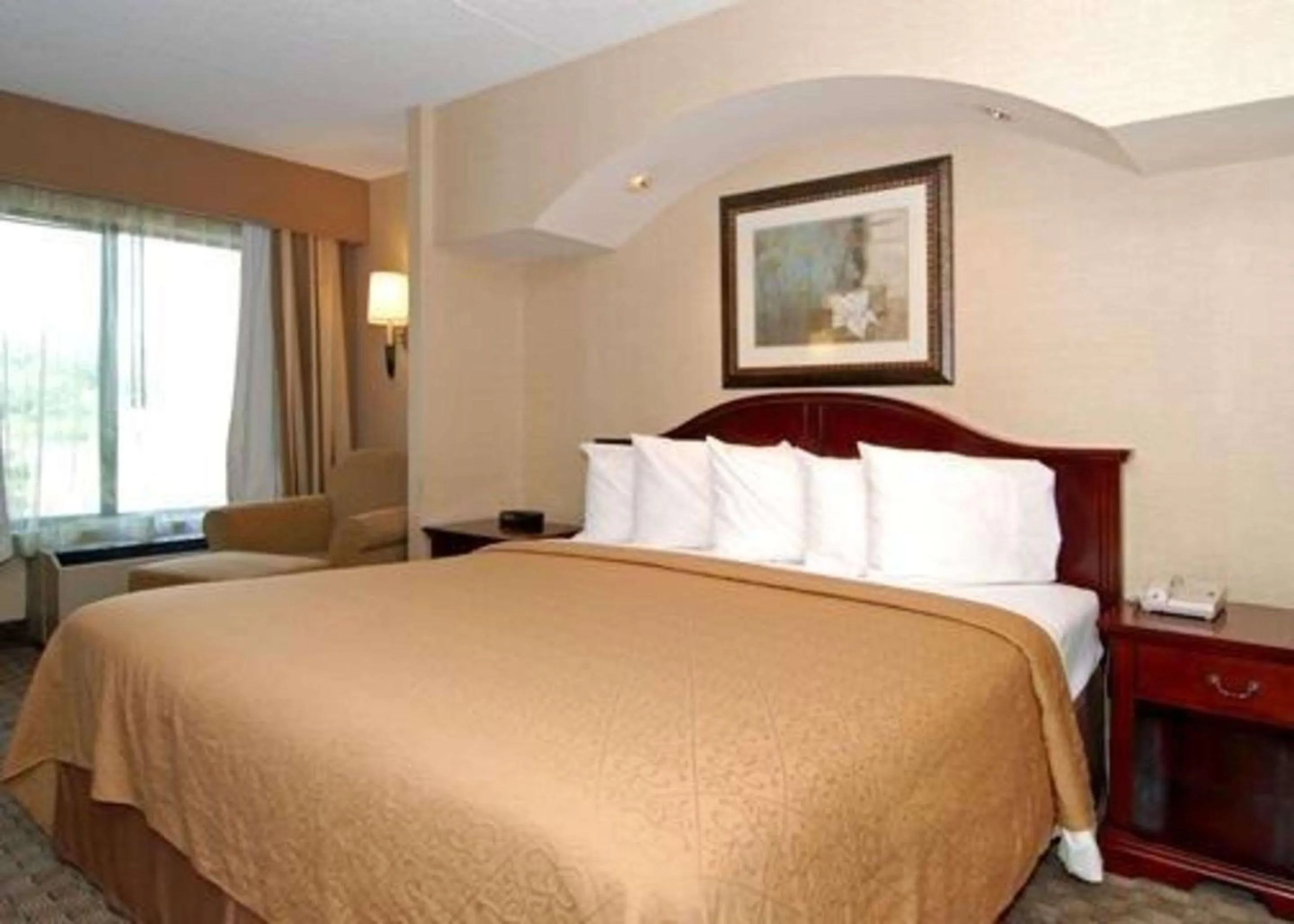 Photo of the whole room, Bed in Quality Inn & Suites Bensalem