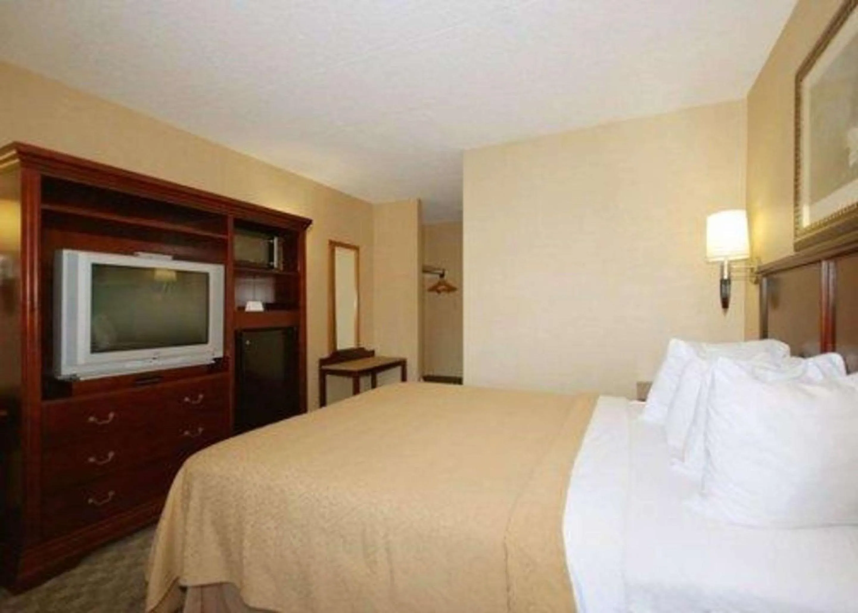 Photo of the whole room, Bed in Quality Inn & Suites Bensalem