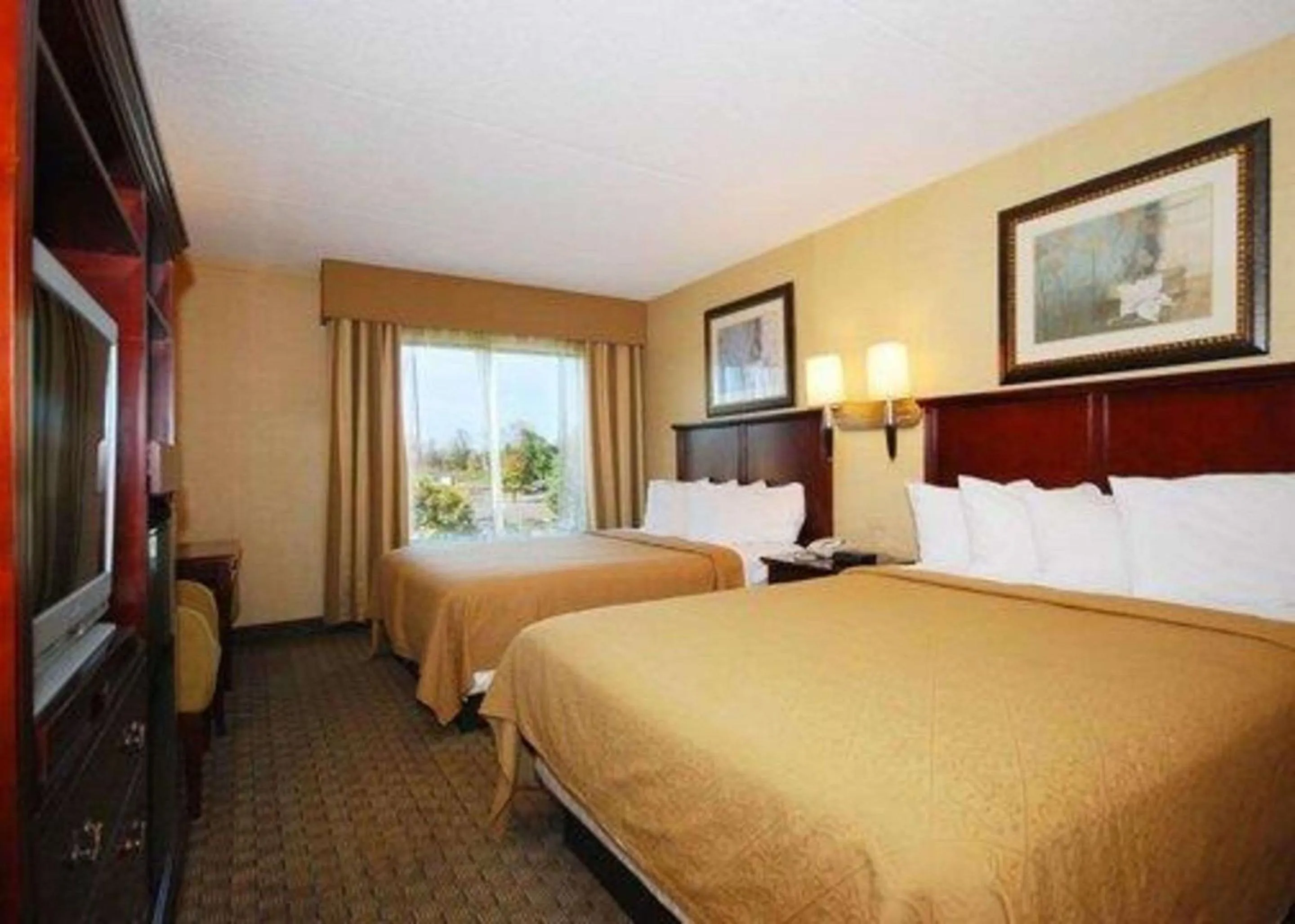 Photo of the whole room, Bed in Quality Inn & Suites Bensalem