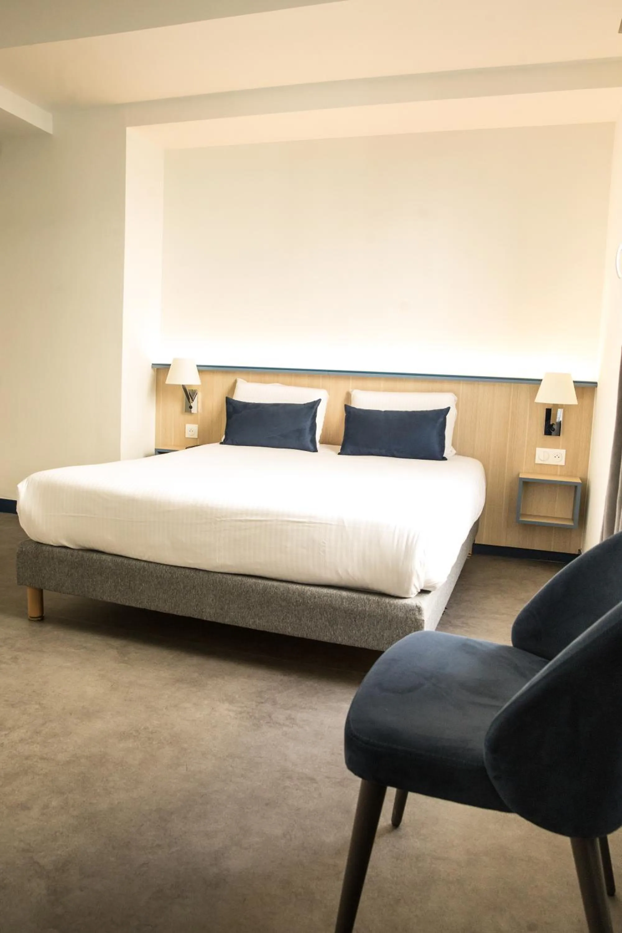 acessibility, Bed in Kyriad Villefranche Sur Saone Porte du Beaujolais -Rénové-