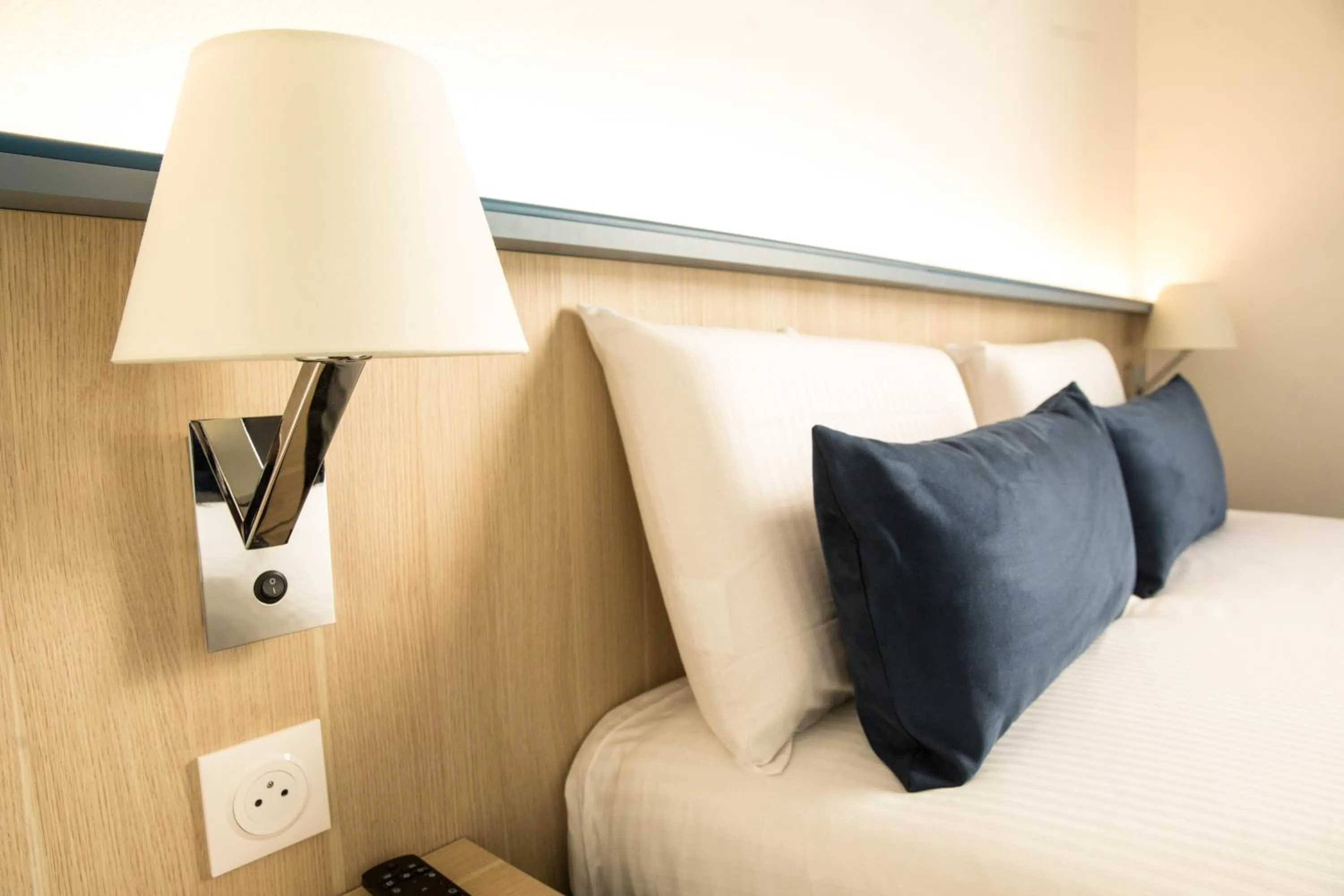 acessibility, Bed in Kyriad Villefranche Sur Saone Porte du Beaujolais -Rénové-