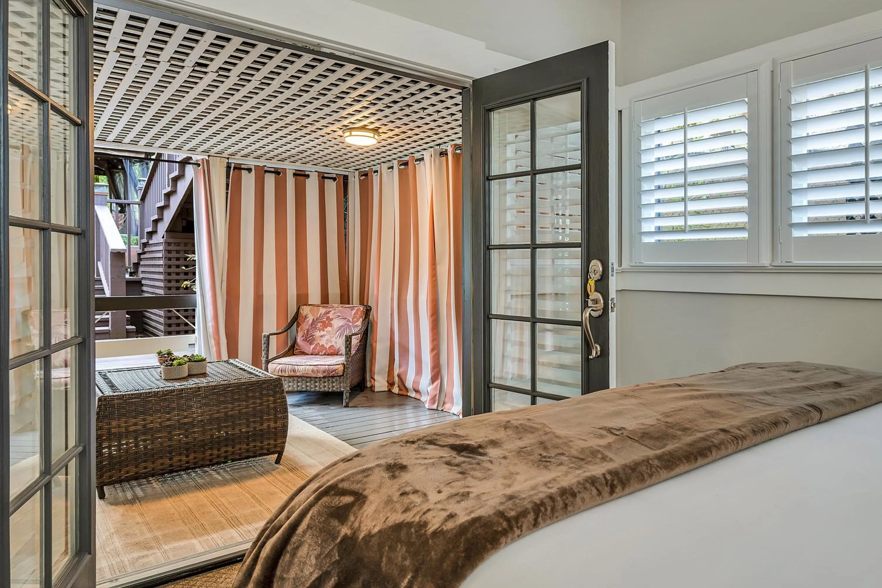 Patio, Bed in Craftsman Inn