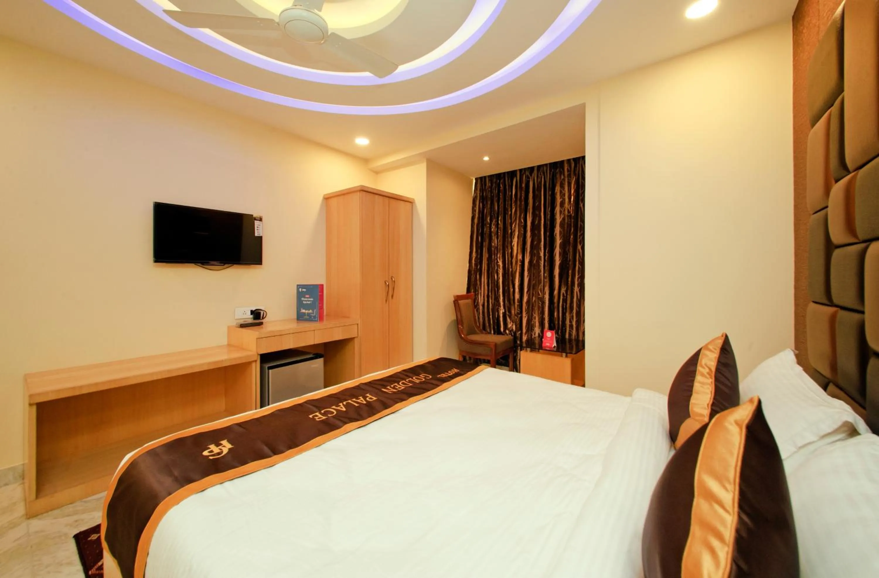 Communal lounge/ TV room, Bed in Hotel Golden Palace