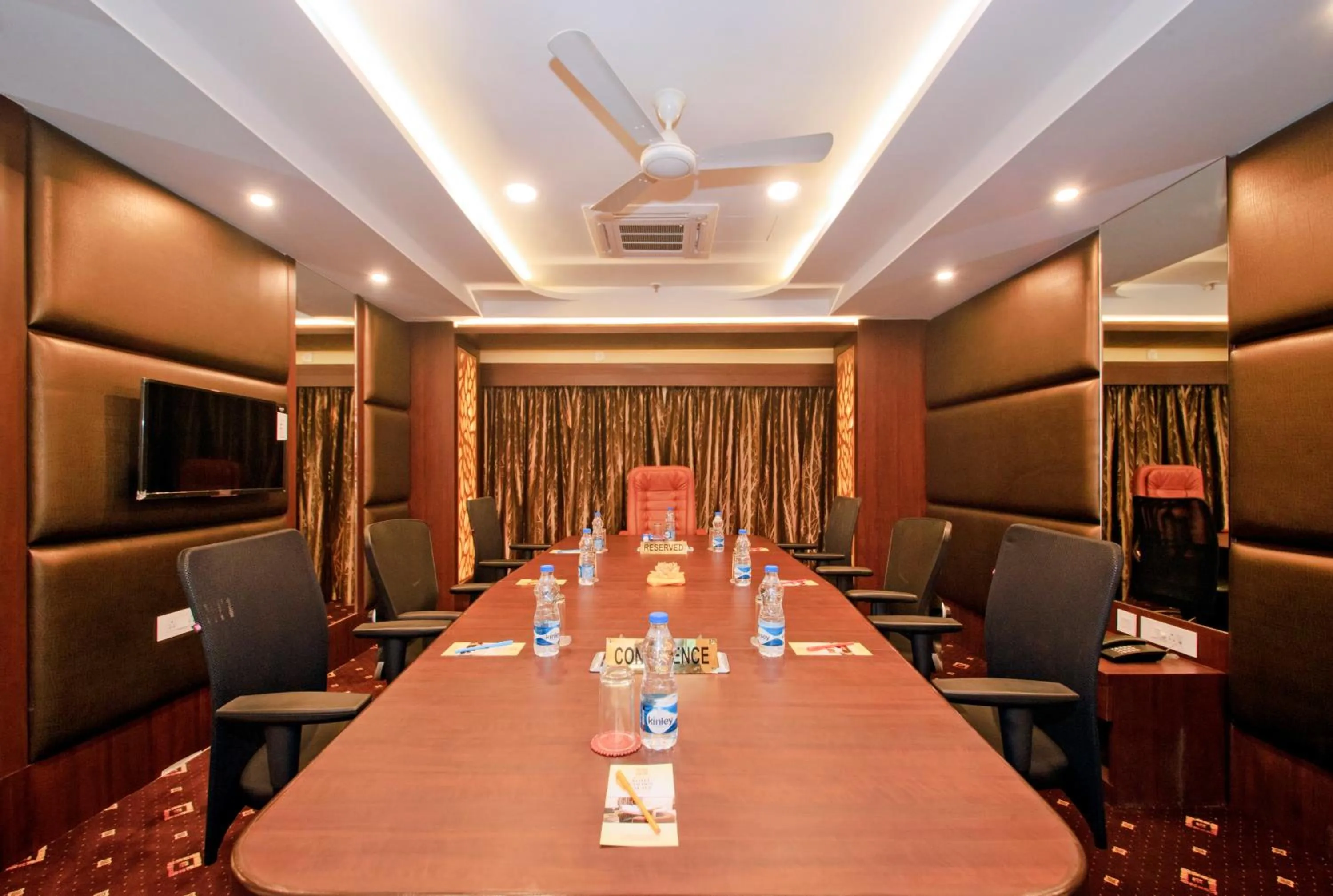 Business facilities in Hotel Golden Palace