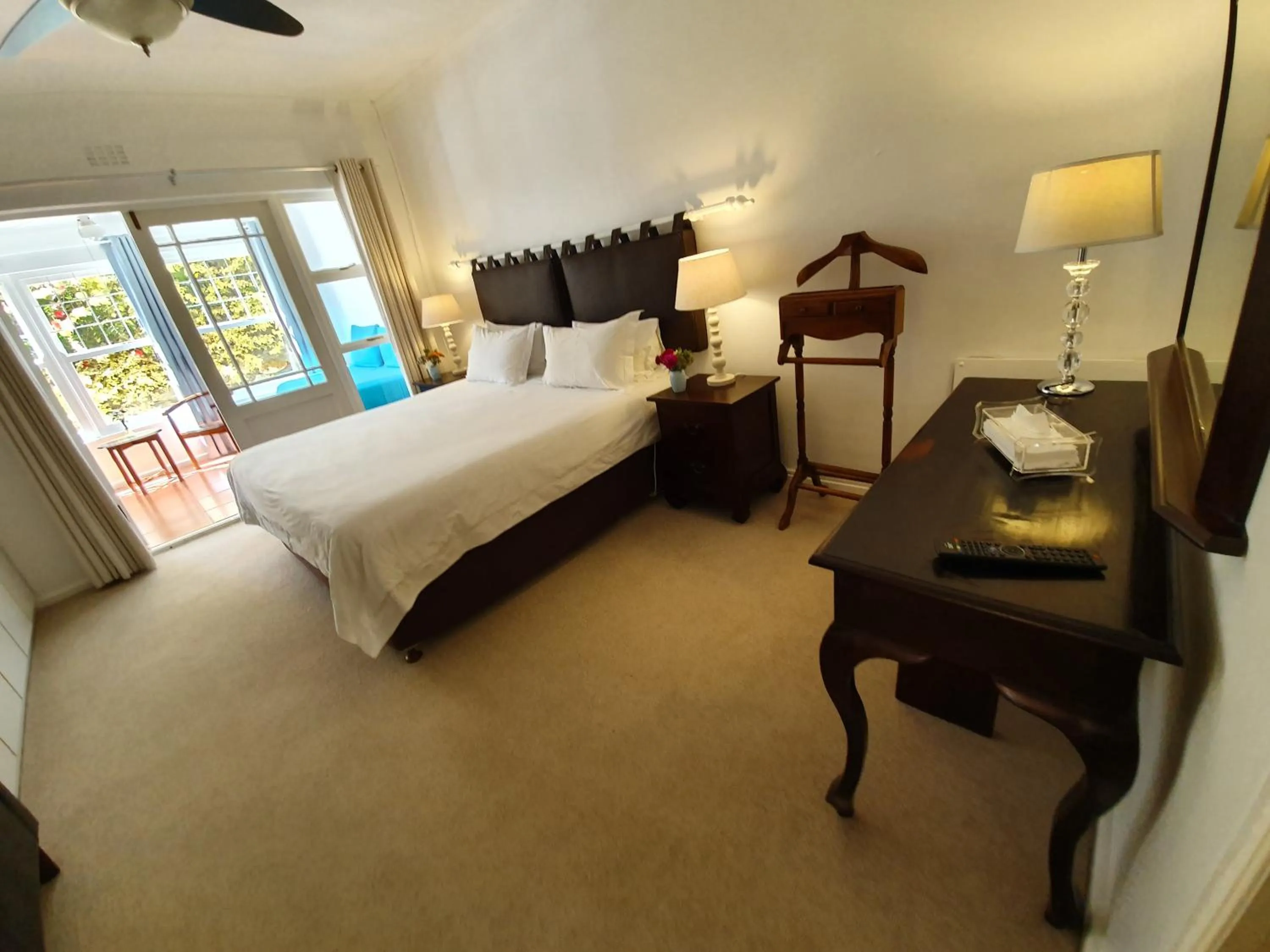 Photo of the whole room, Bed in Paradiso Guesthouse & Self-catering Cottage