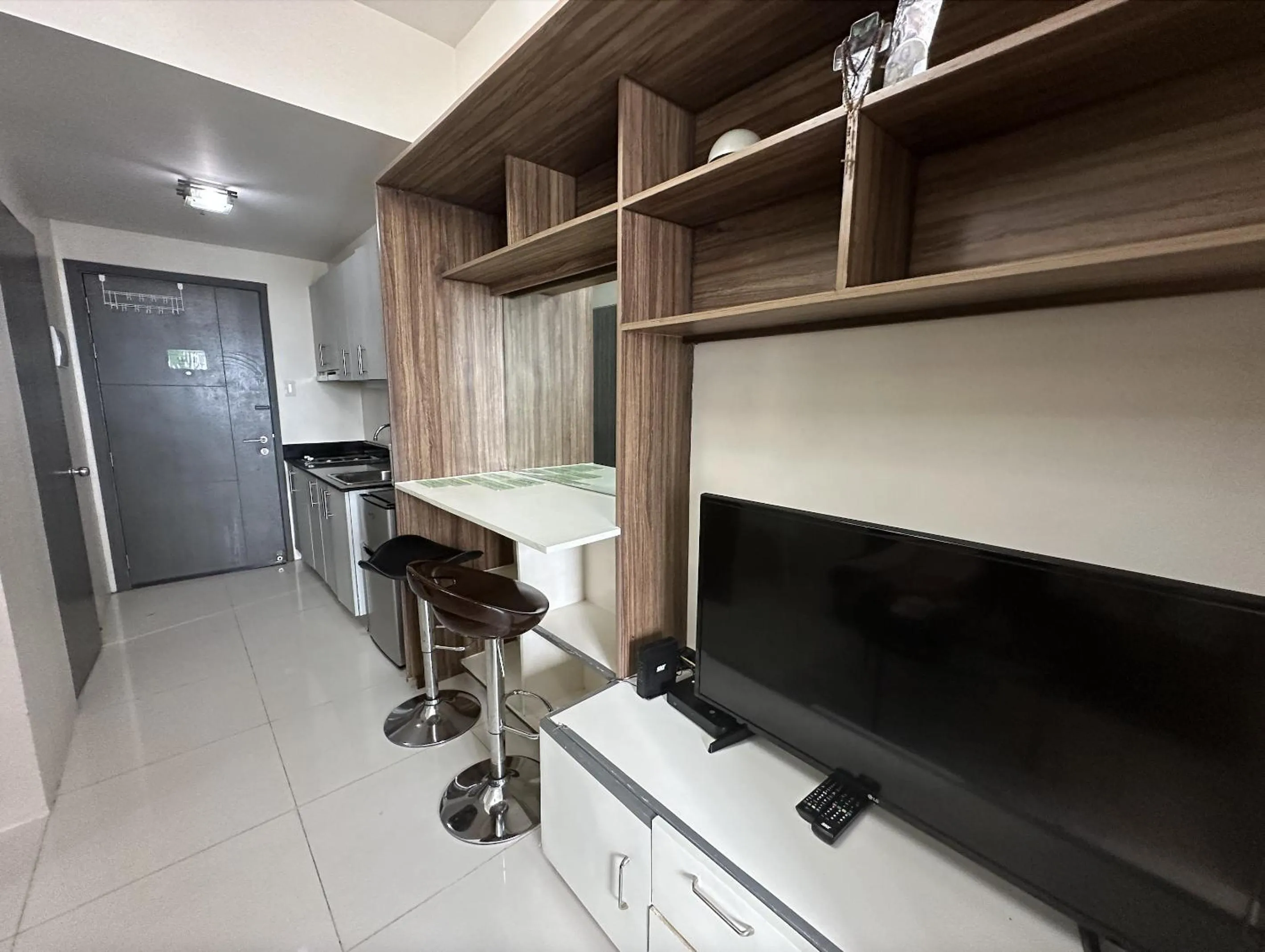 Kitchen or kitchenette, TV/Entertainment Center in Green Residences Stays by PBYY