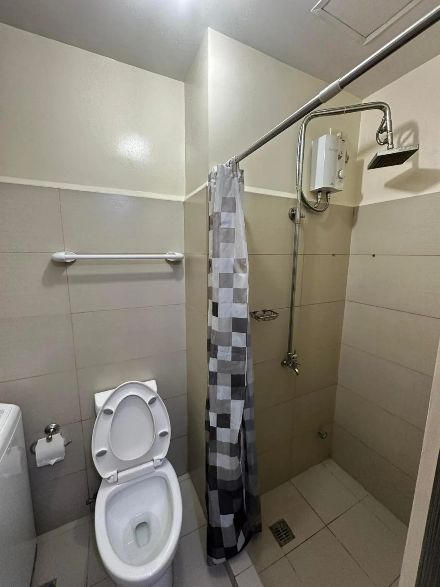 Shower, Bathroom in Green Residences Stays by PBYY