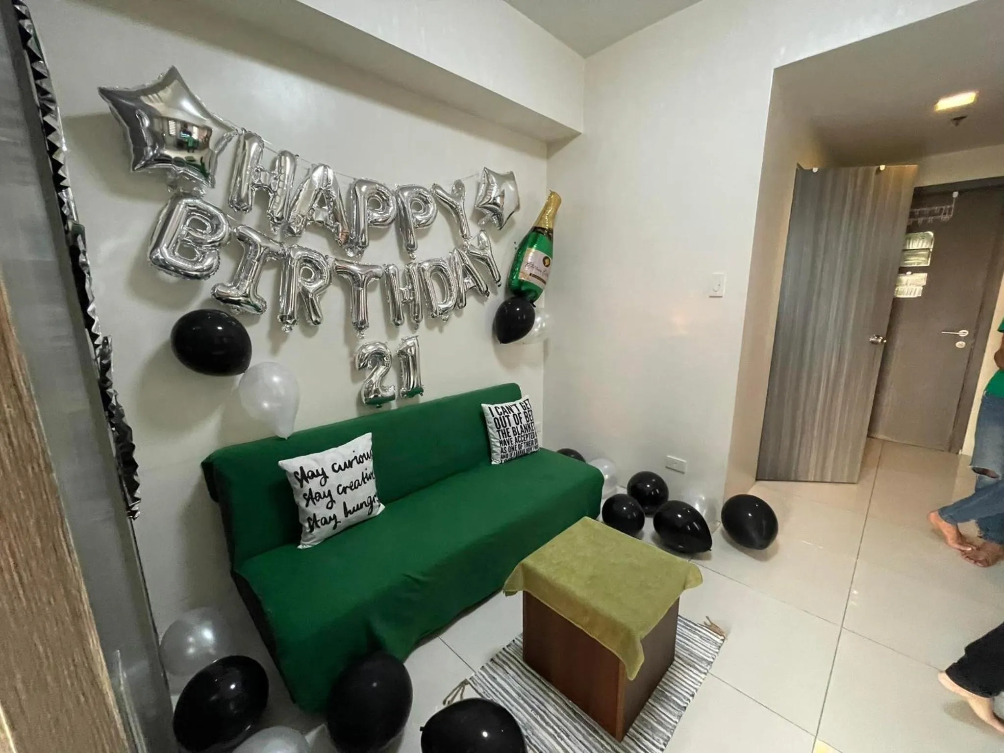 Living room, Seating Area in Green Residences Stays by PBYY