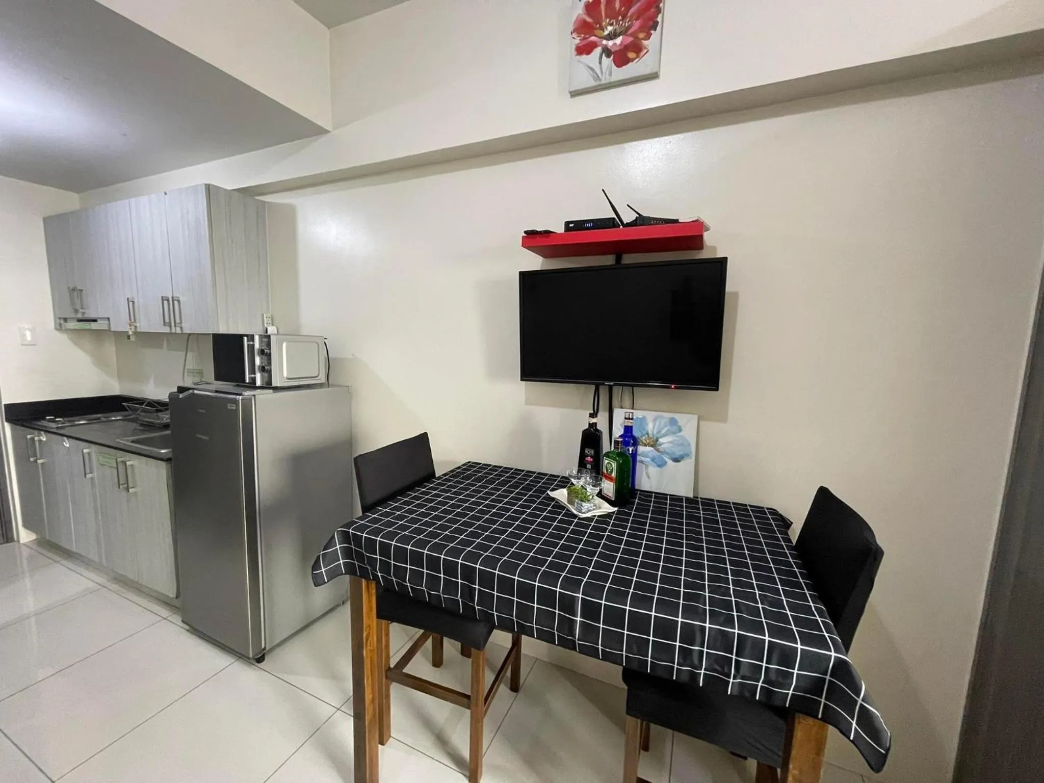 TV and multimedia, TV/Entertainment Center in Green Residences Stays by PBYY