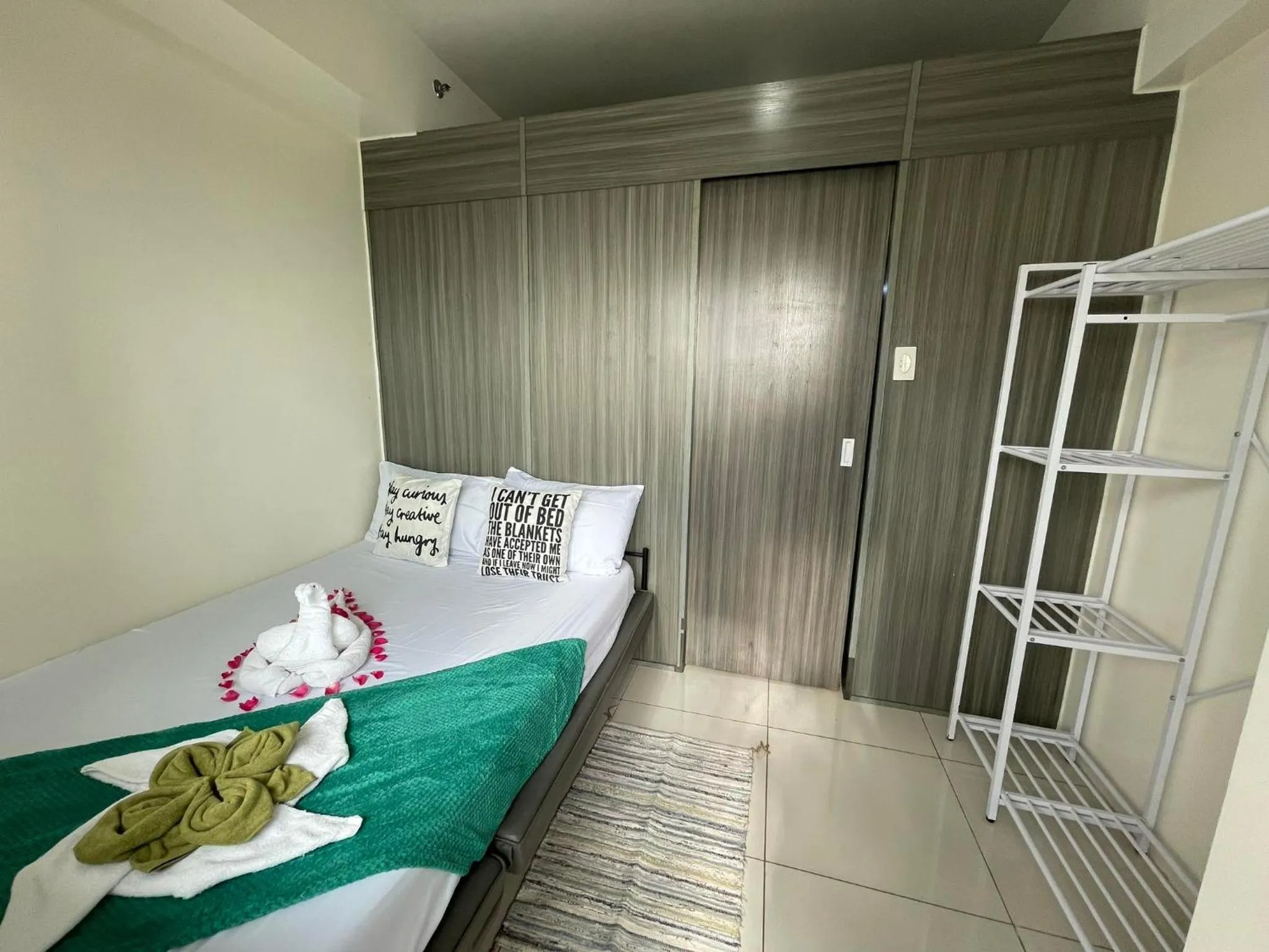 Bed, Bathroom in Green Residences Stays by PBYY