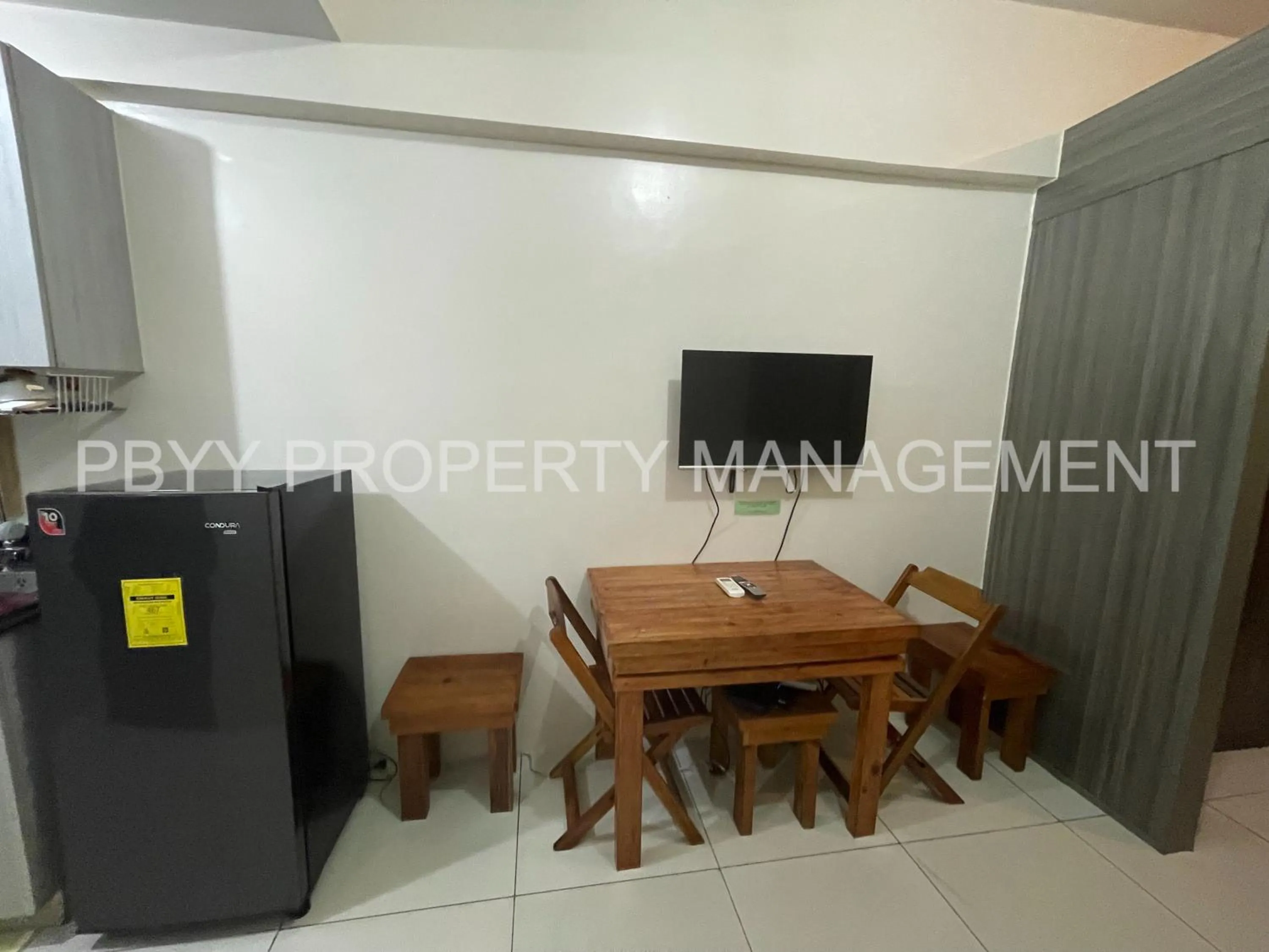 Dining area in Green Residences Stays by PBYY