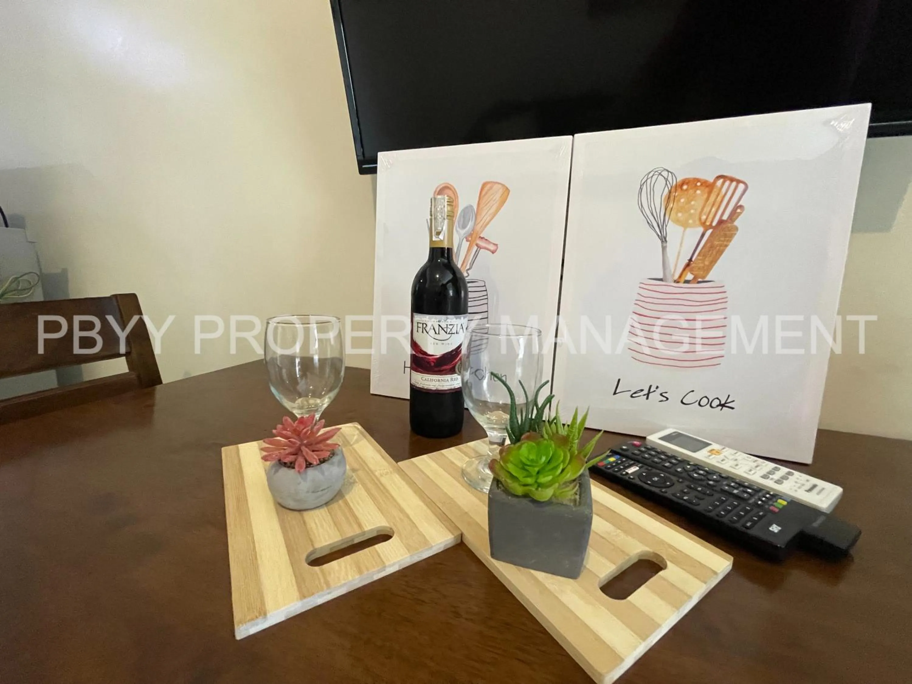 Communal lounge/ TV room, TV/Entertainment Center in Green Residences Stays by PBYY