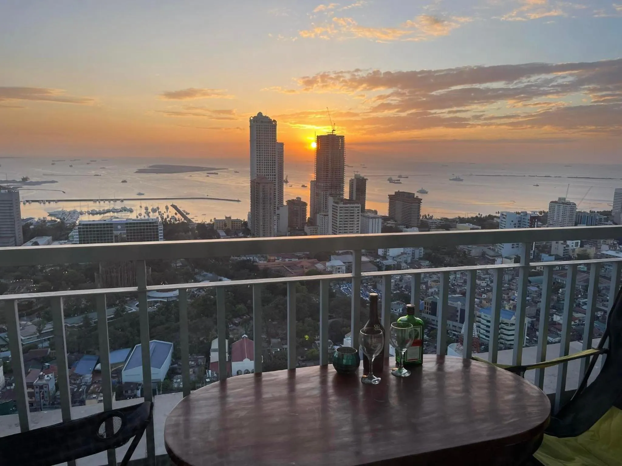 Balcony/Terrace, Sunrise/Sunset in Green Residences Stays by PBYY