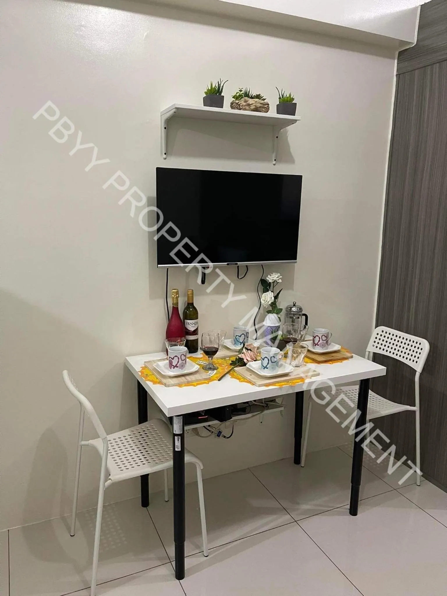 Dining area in Green Residences Stays by PBYY