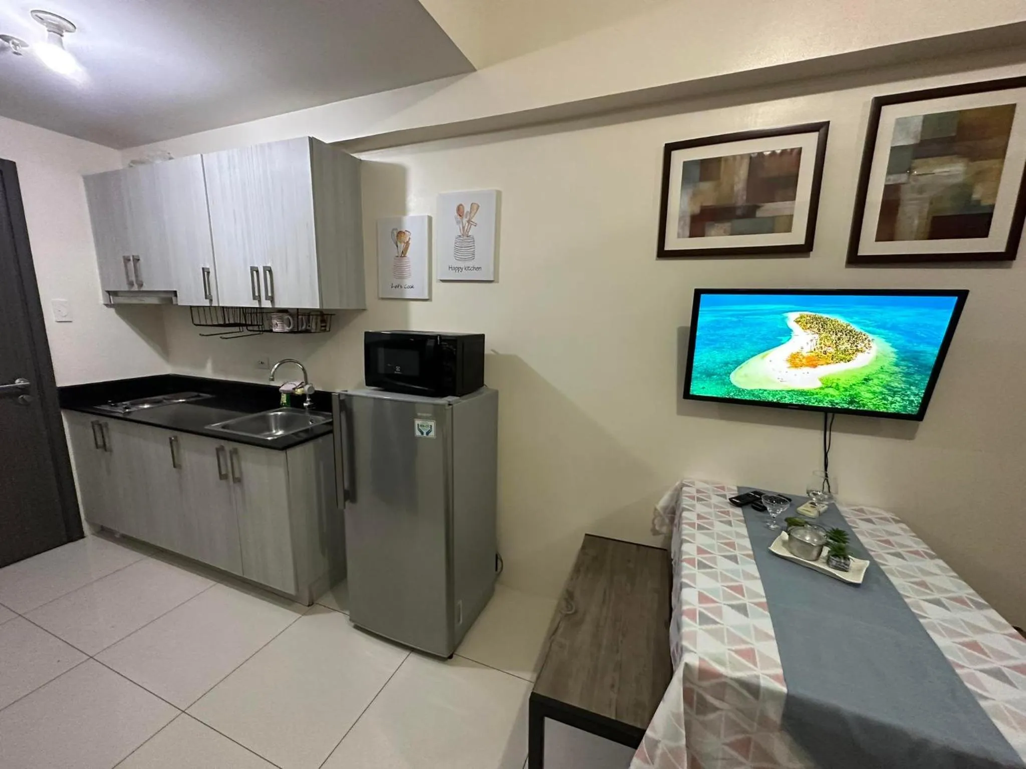 TV and multimedia, Kitchen/Kitchenette in Green Residences Stays by PBYY