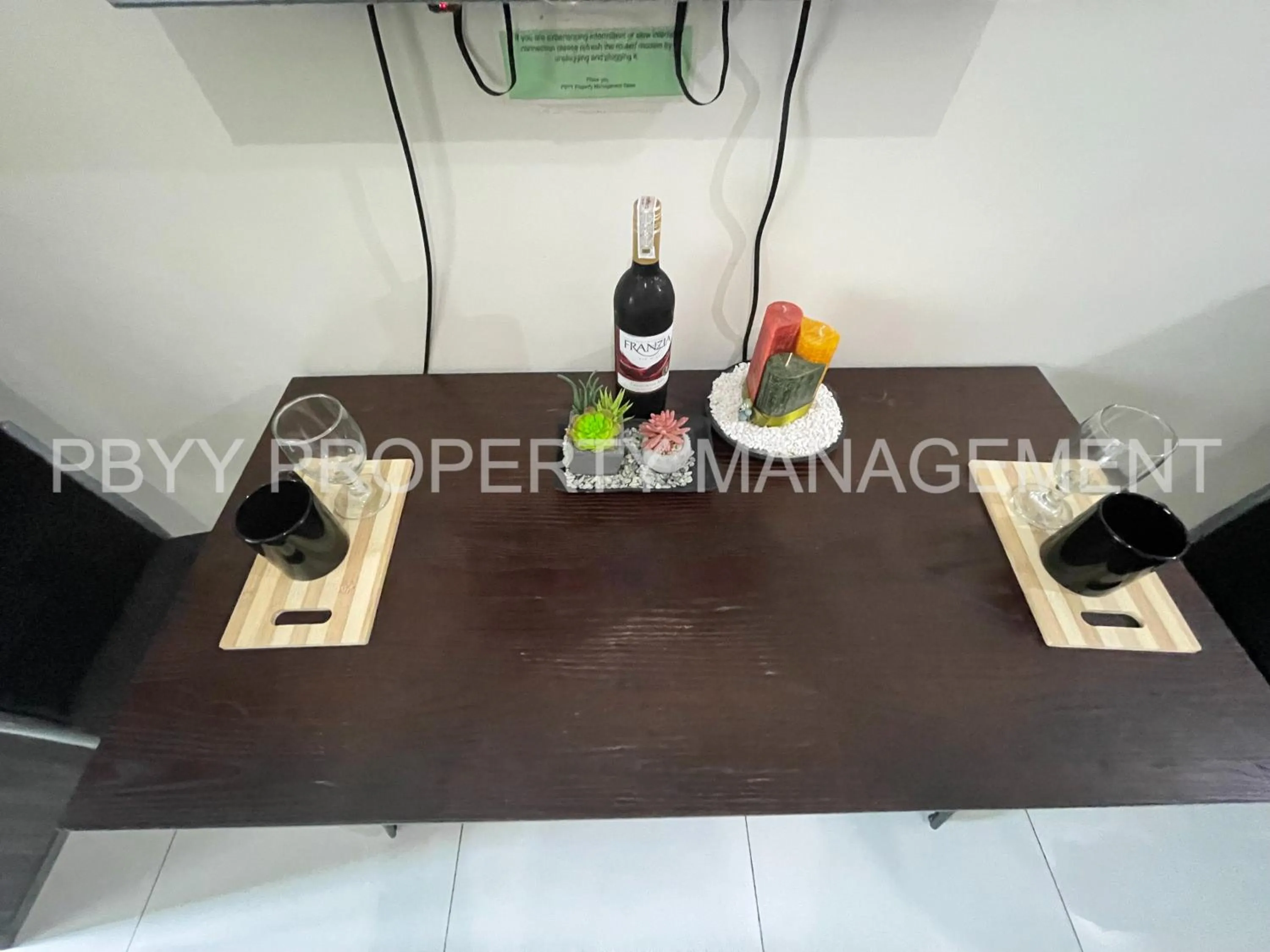 Dining area in Green Residences Stays by PBYY