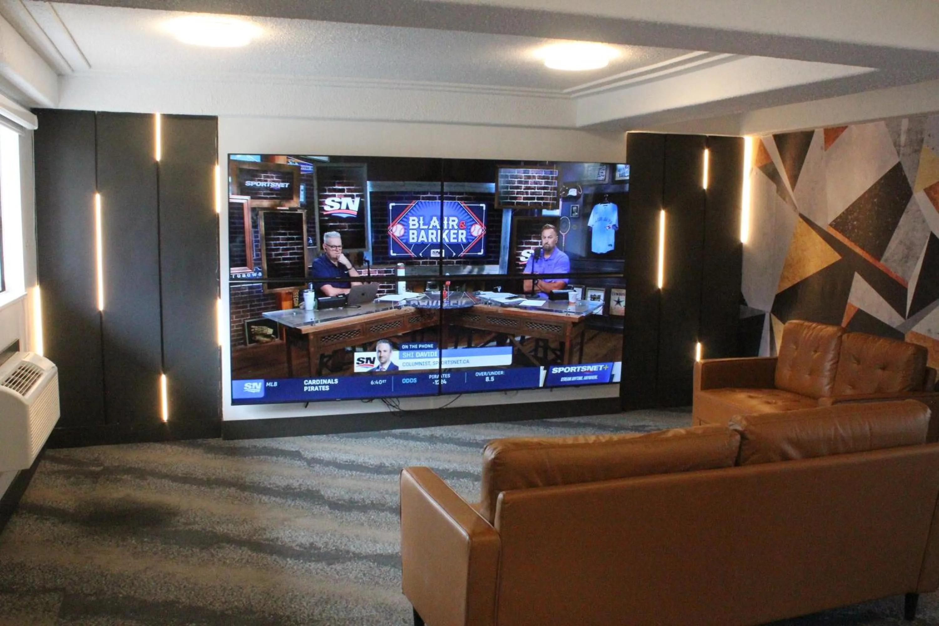 Communal lounge/ TV room, TV/Entertainment Center in Travelodge by Wyndham Courtenay BC