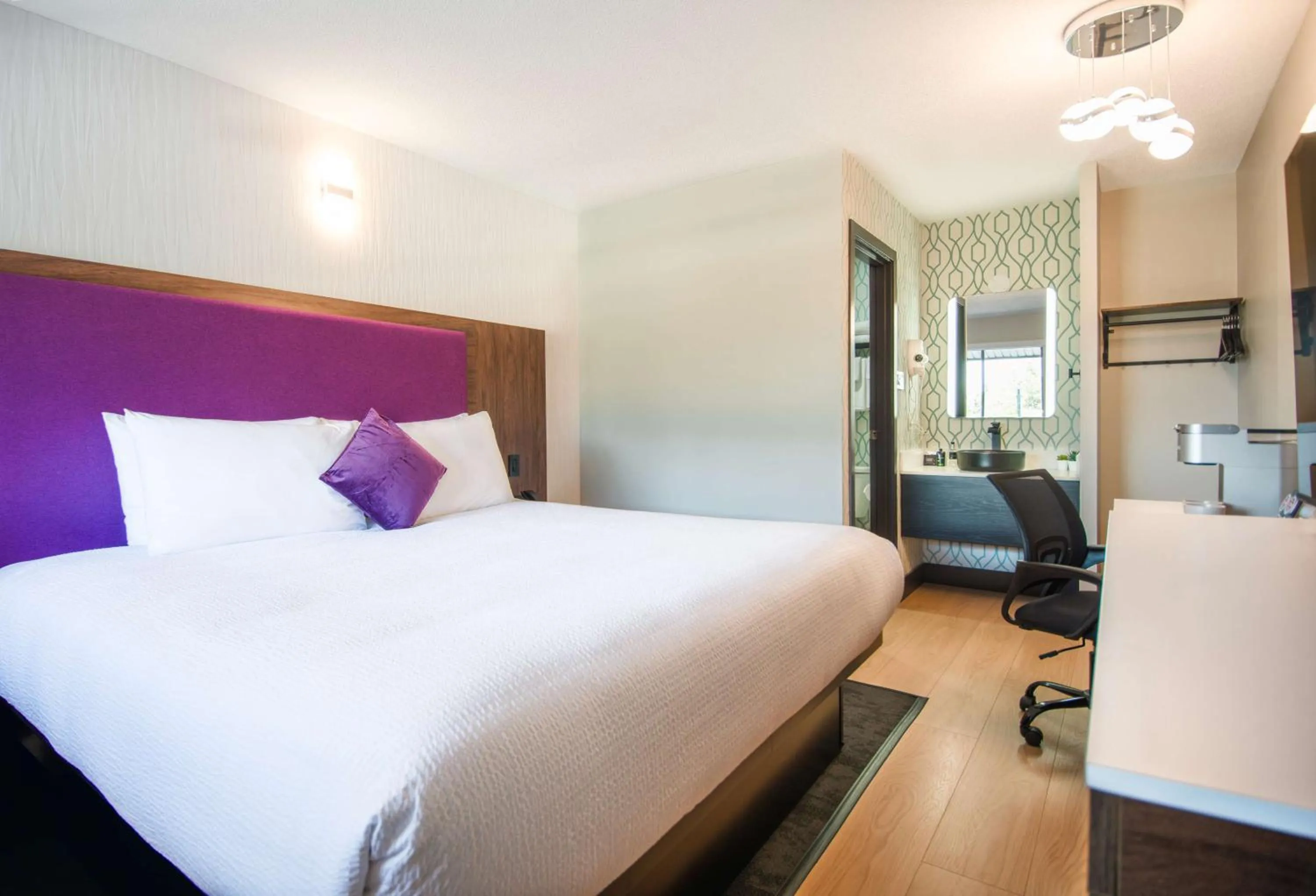 Bedroom, Bed in Travelodge by Wyndham Courtenay BC