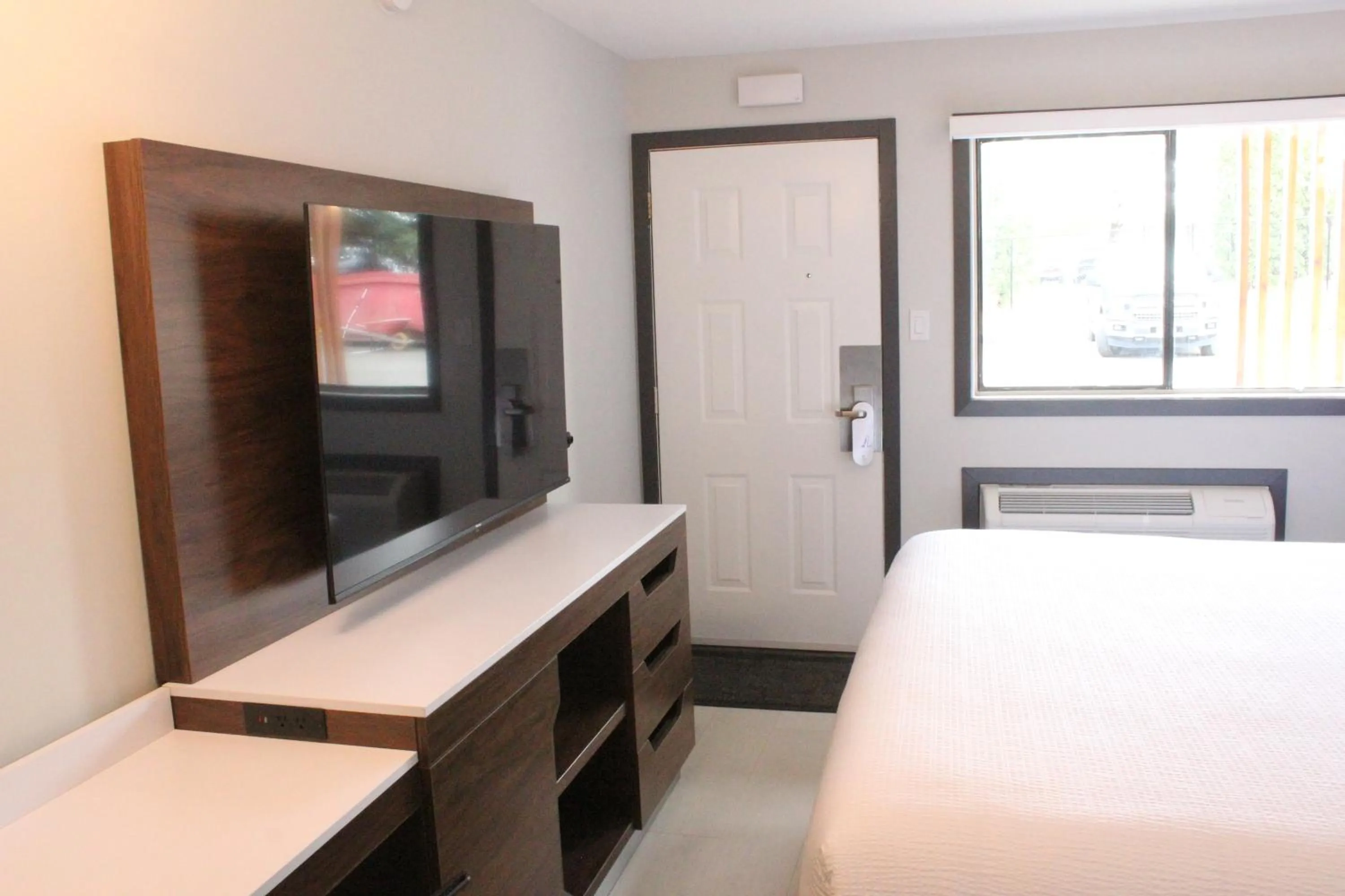 Bedroom, Bed in Travelodge by Wyndham Courtenay BC