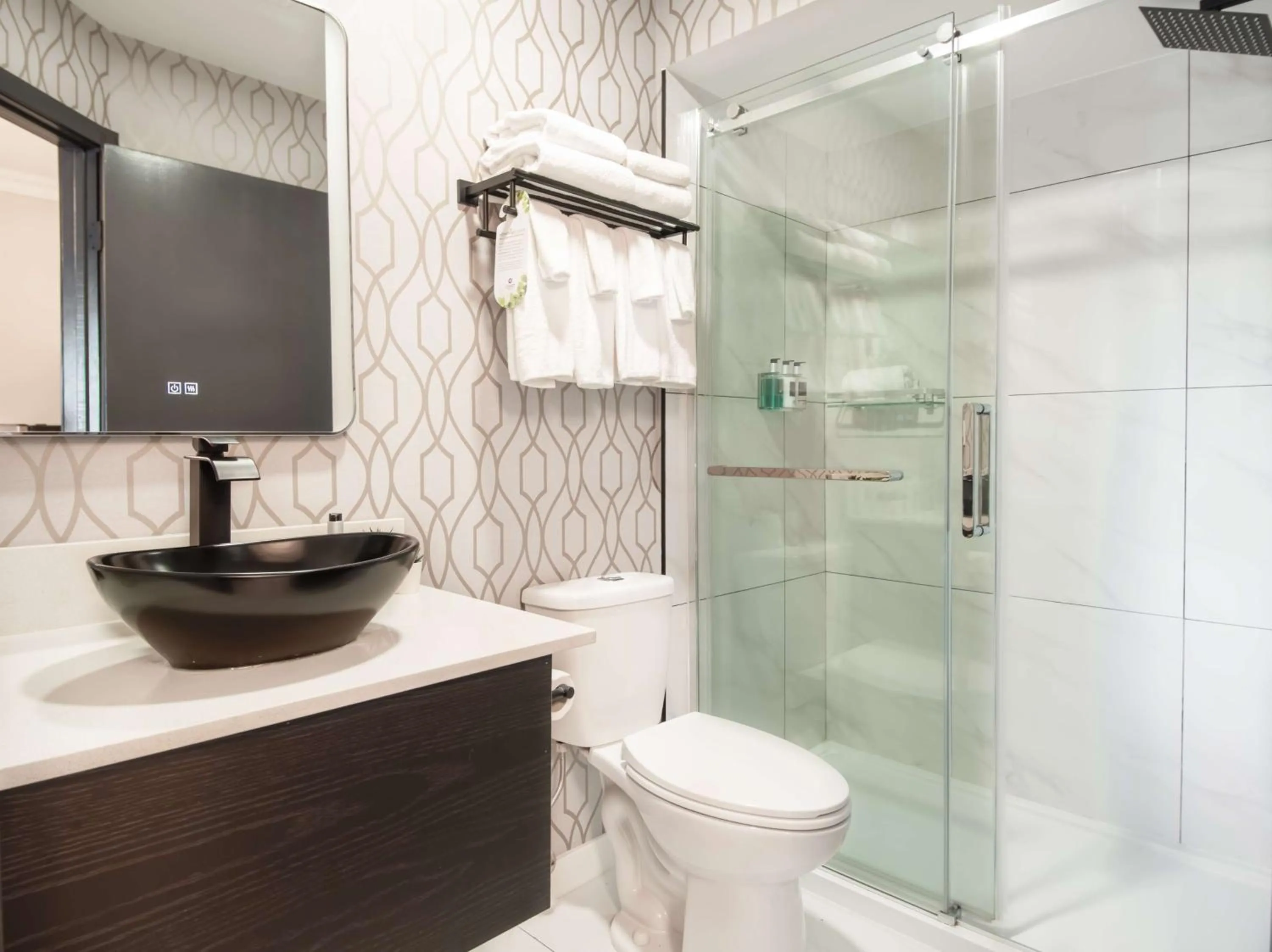 Bathroom in Travelodge by Wyndham Courtenay BC