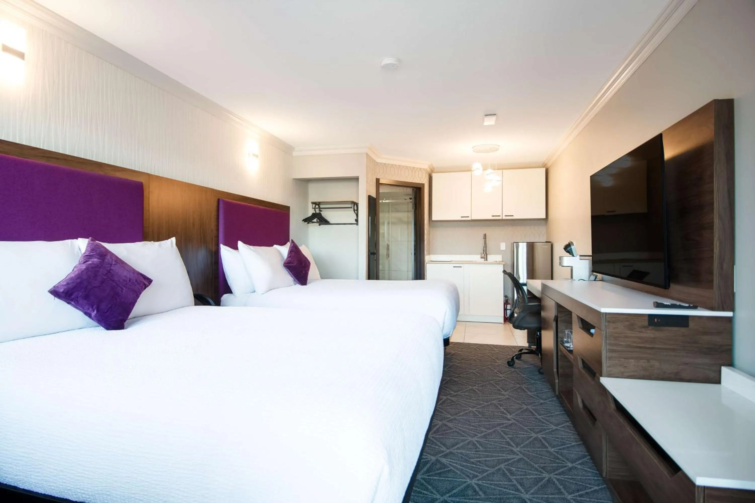 Bedroom, Bed in Travelodge by Wyndham Courtenay BC