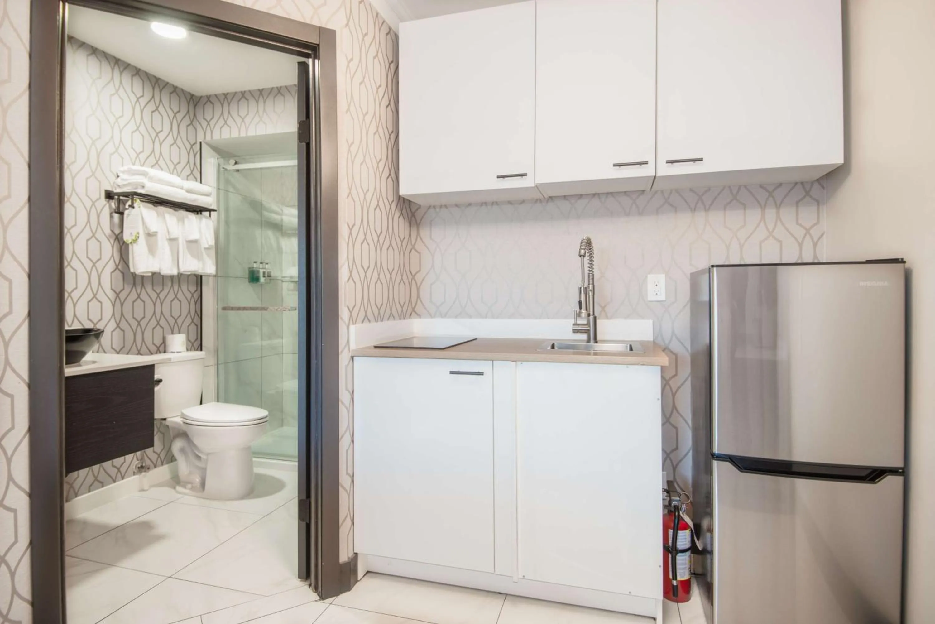 Kitchen or kitchenette in Travelodge by Wyndham Courtenay BC