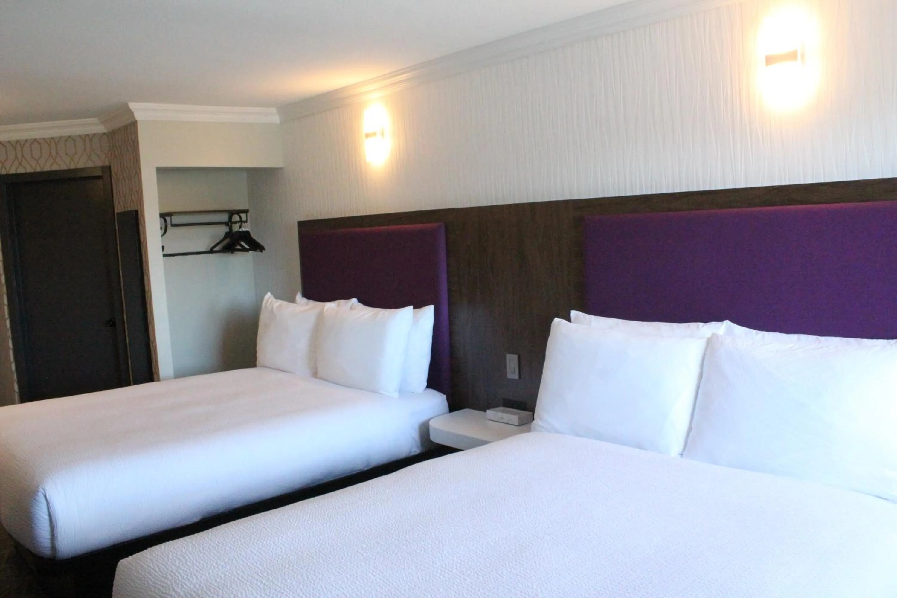 Bedroom, Bed in Travelodge by Wyndham Courtenay BC