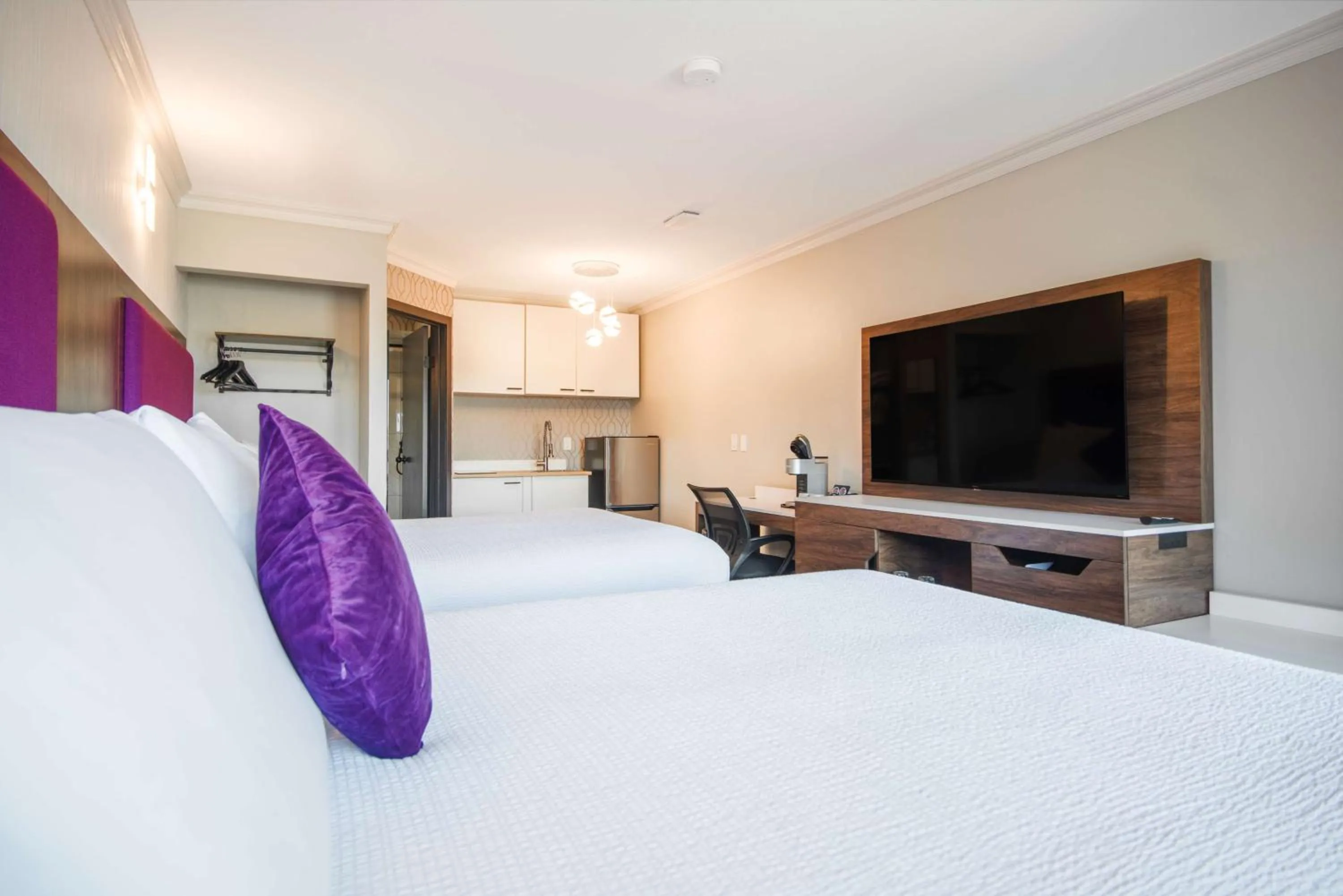 Bedroom, Bed in Travelodge by Wyndham Courtenay BC