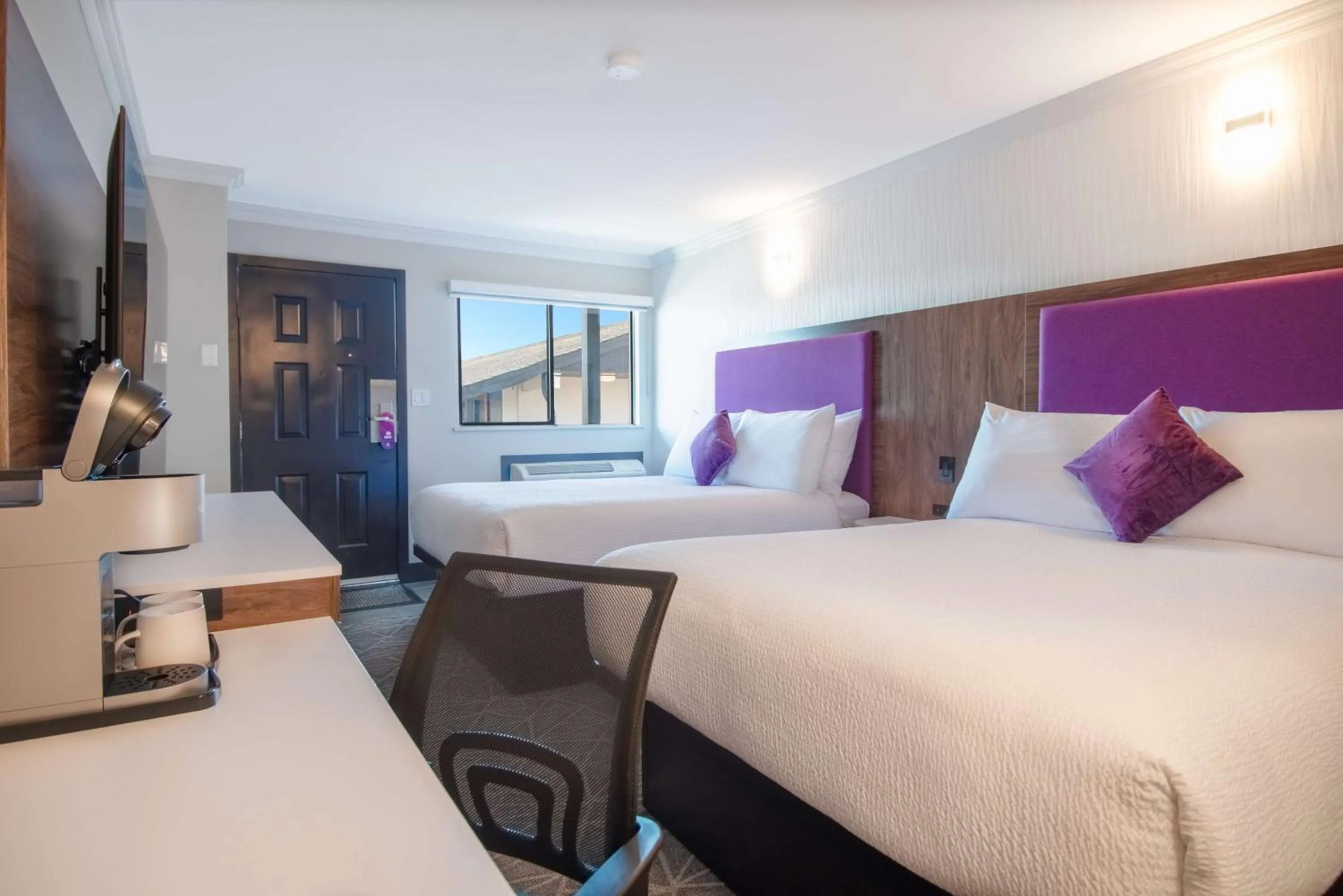 Bedroom, Bed in Travelodge by Wyndham Courtenay BC