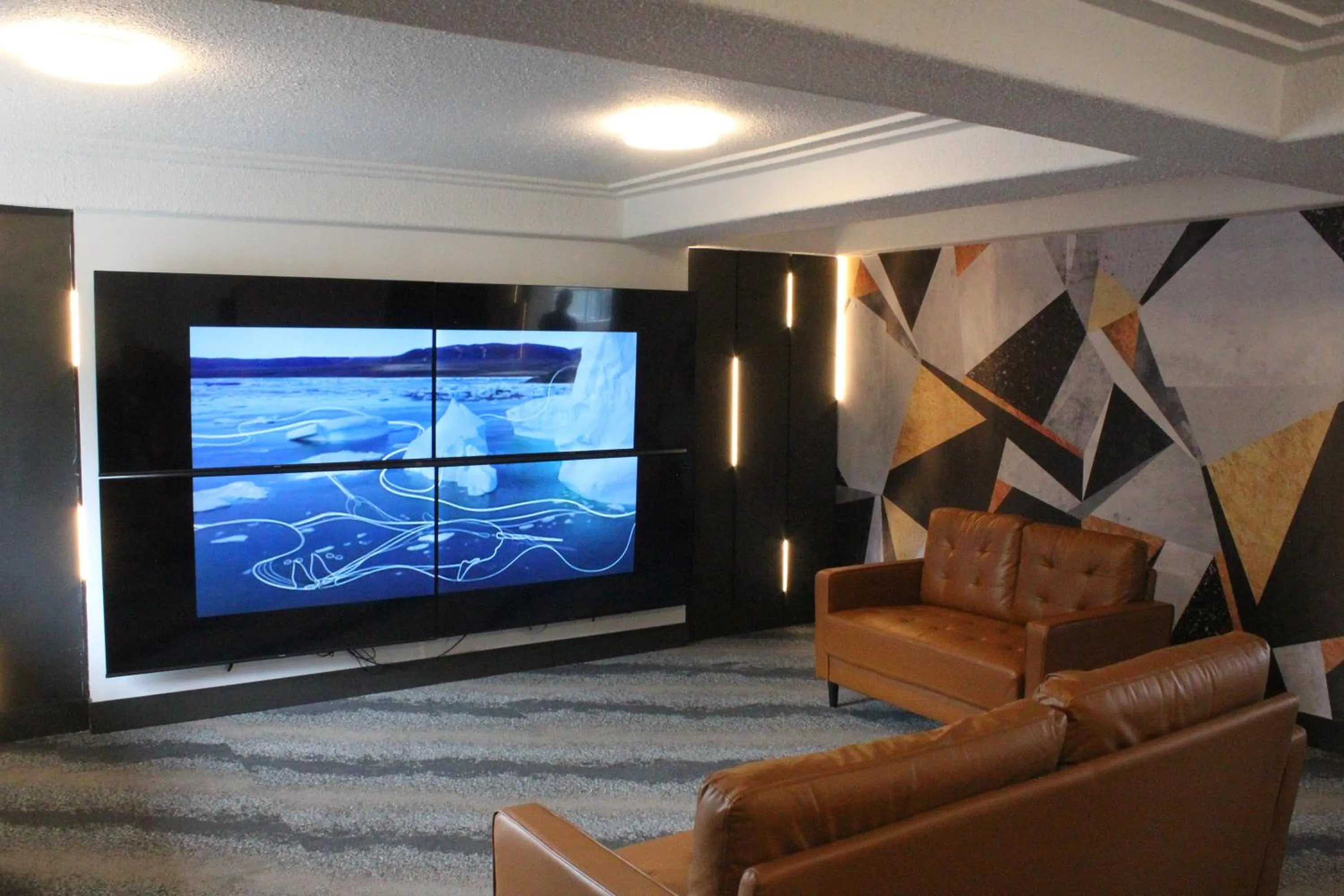 Communal lounge/ TV room, TV/Entertainment Center in Travelodge by Wyndham Courtenay BC