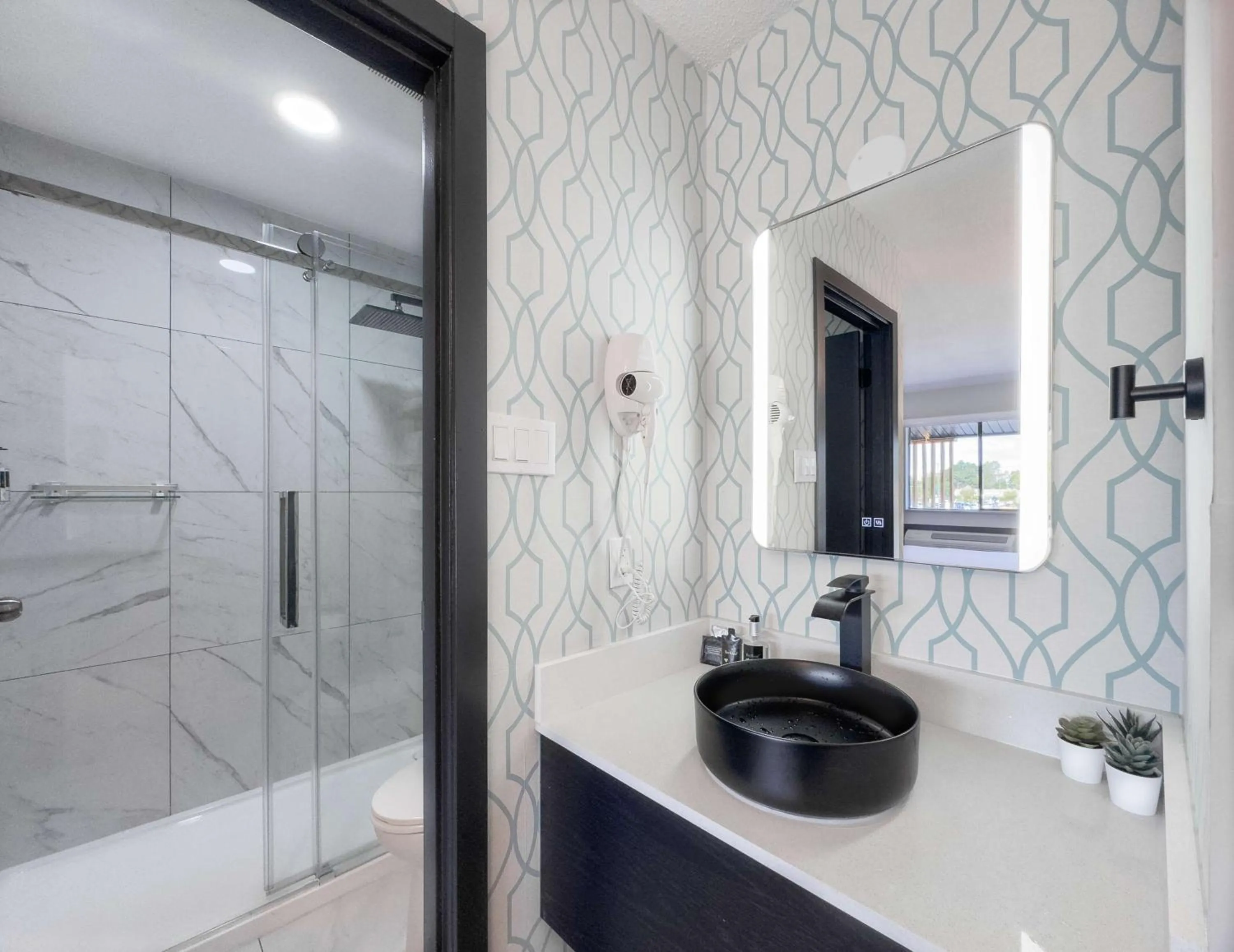 Bathroom in Travelodge by Wyndham Courtenay BC